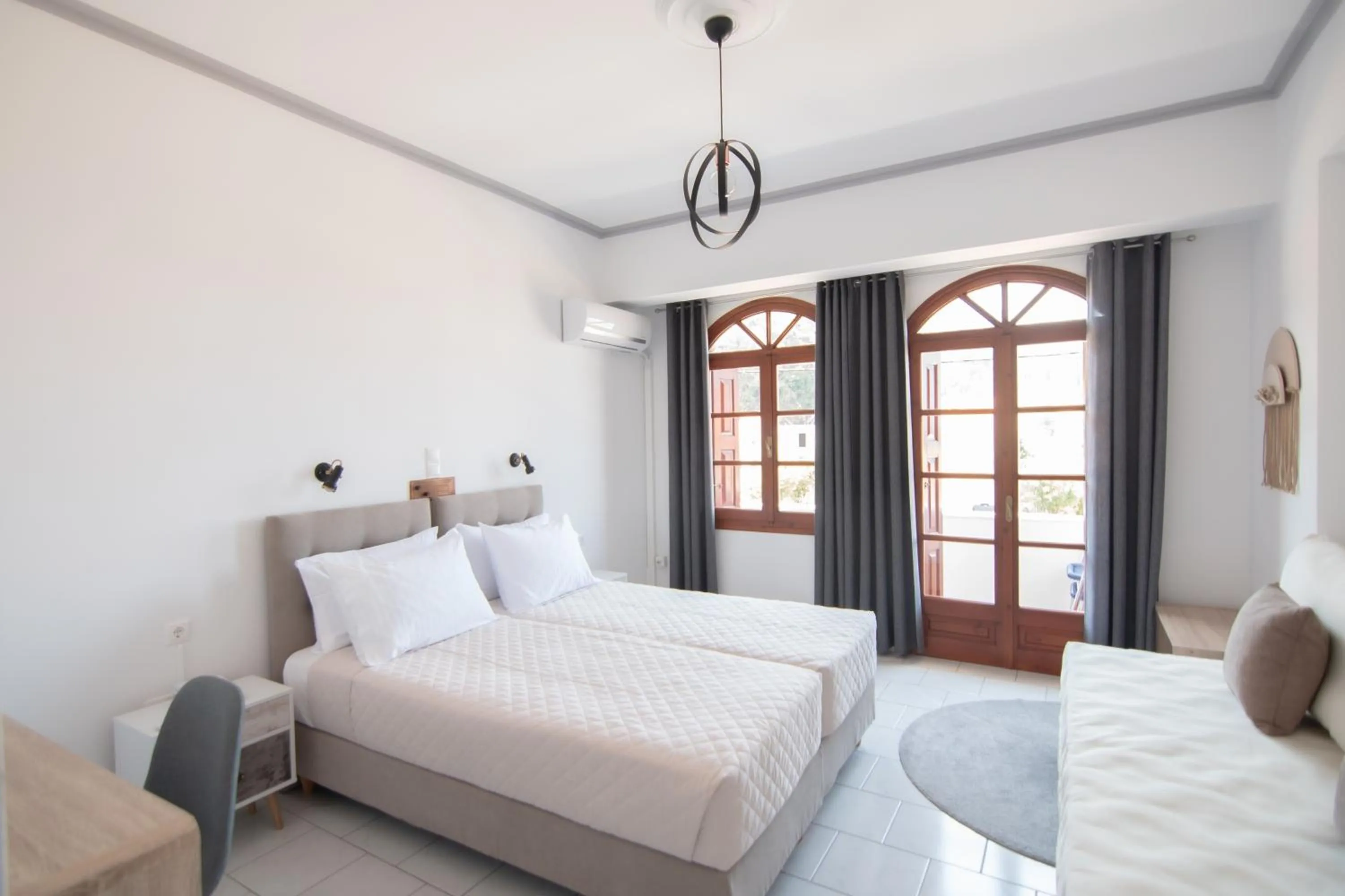 Photo of the whole room, Bed in Iro's Residence