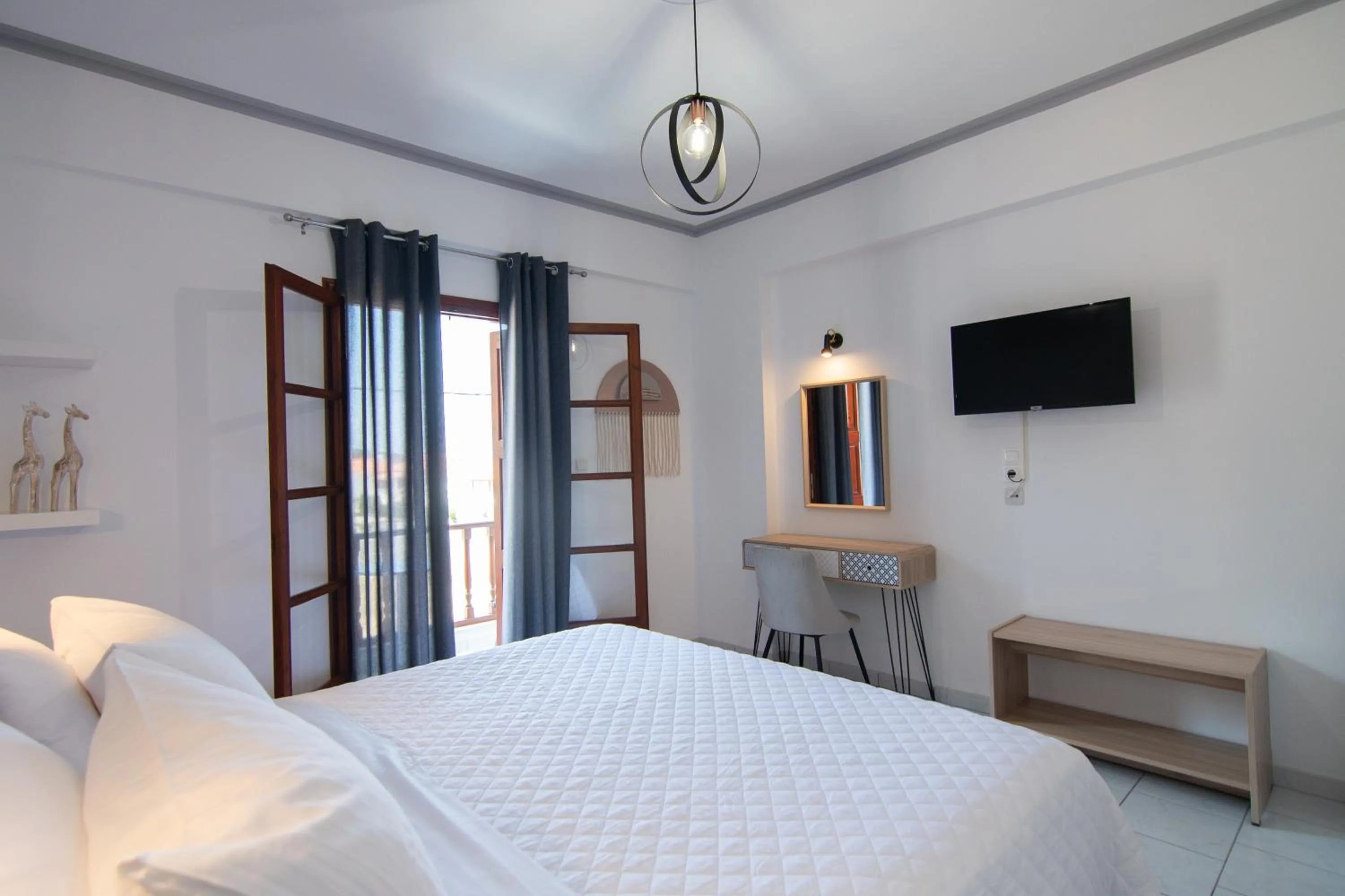 Photo of the whole room, Bed in Iro's Residence