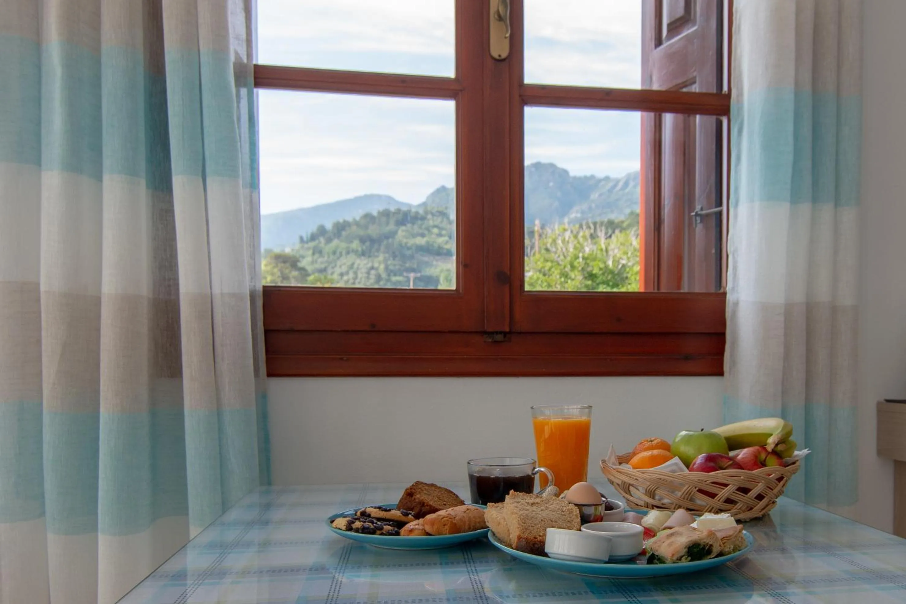 Breakfast in Iro's Residence