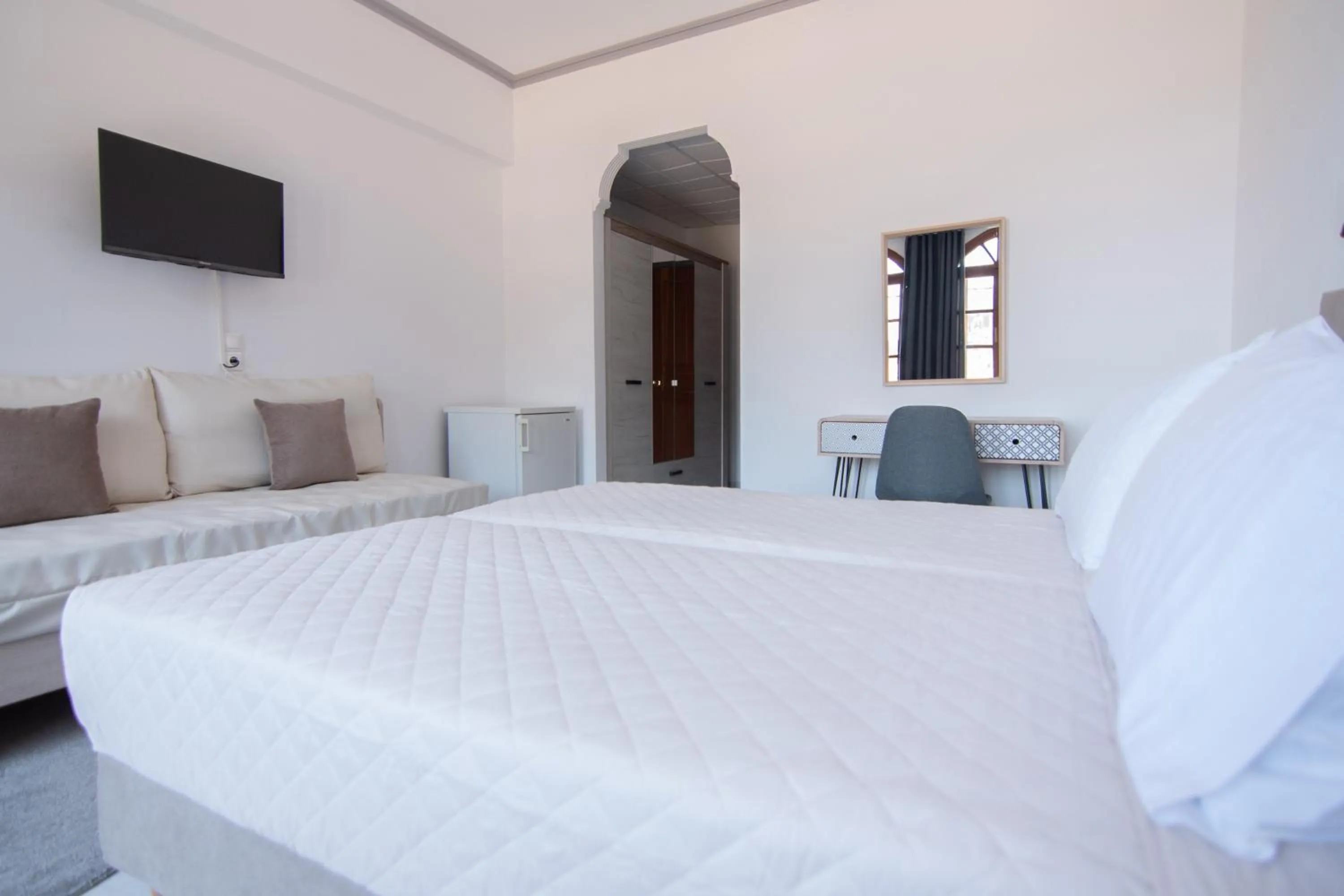 Photo of the whole room, Bed in Iro's Residence