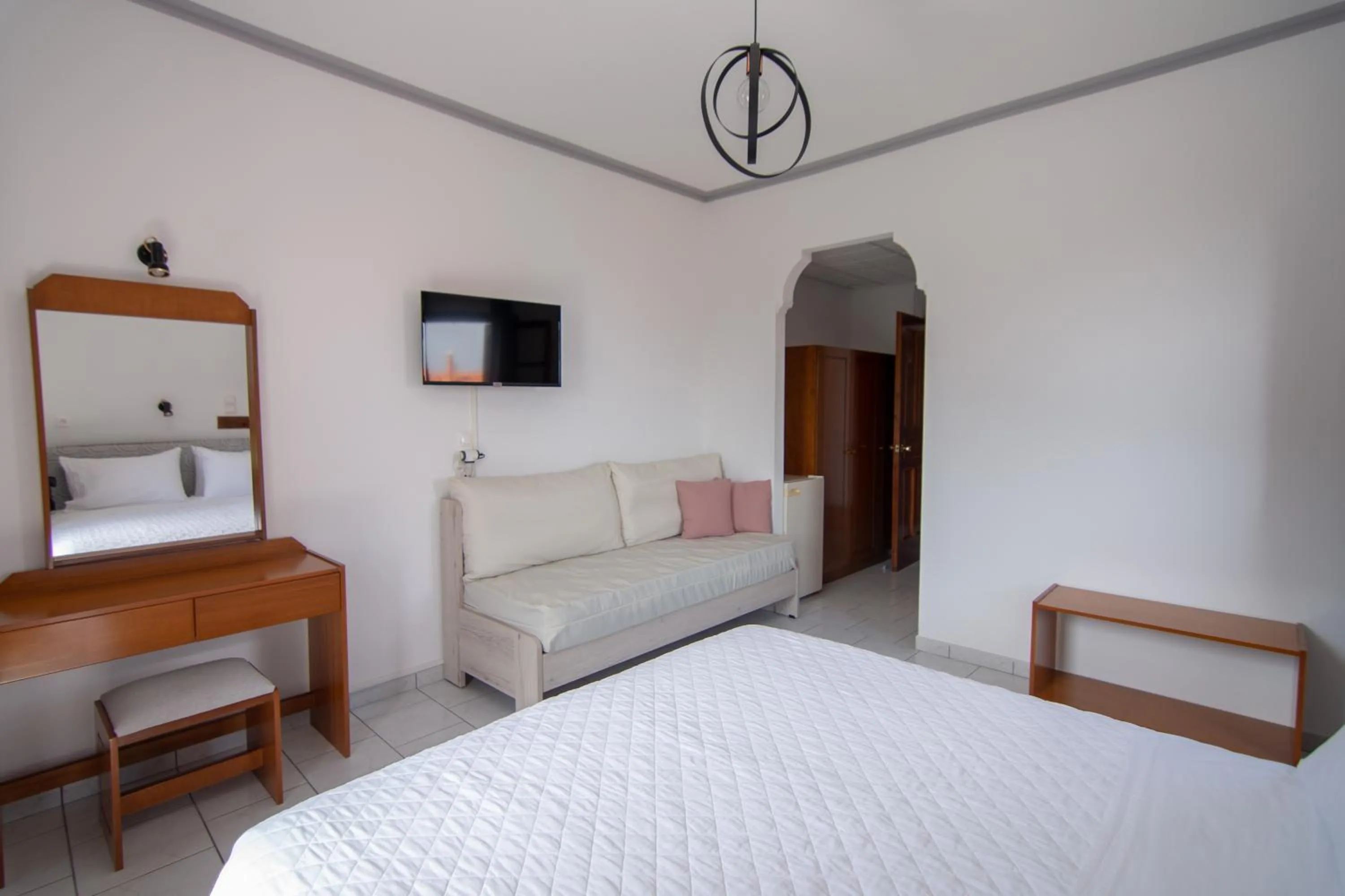 Photo of the whole room, Bed in Iro's Residence