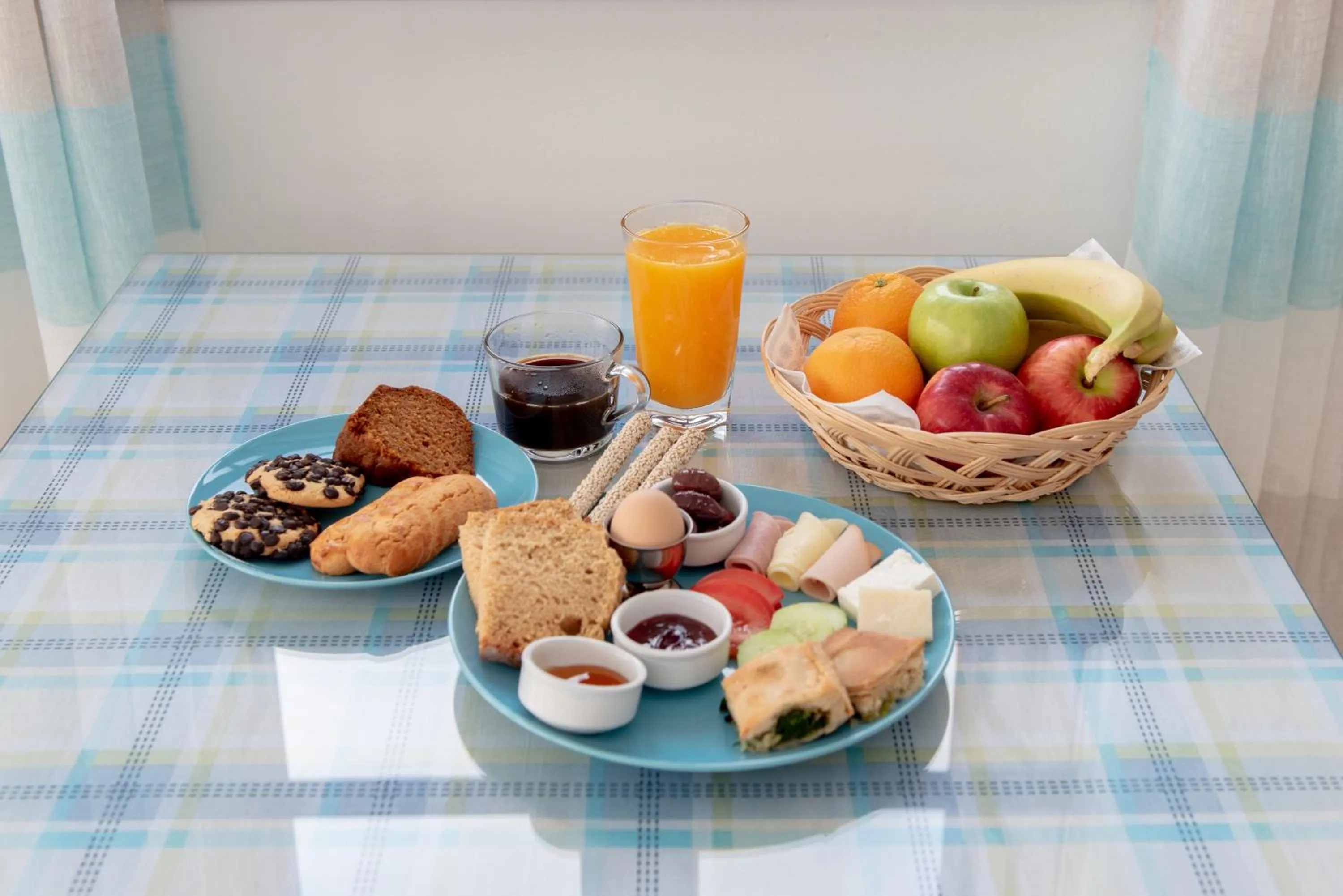 Breakfast in Iro's Residence