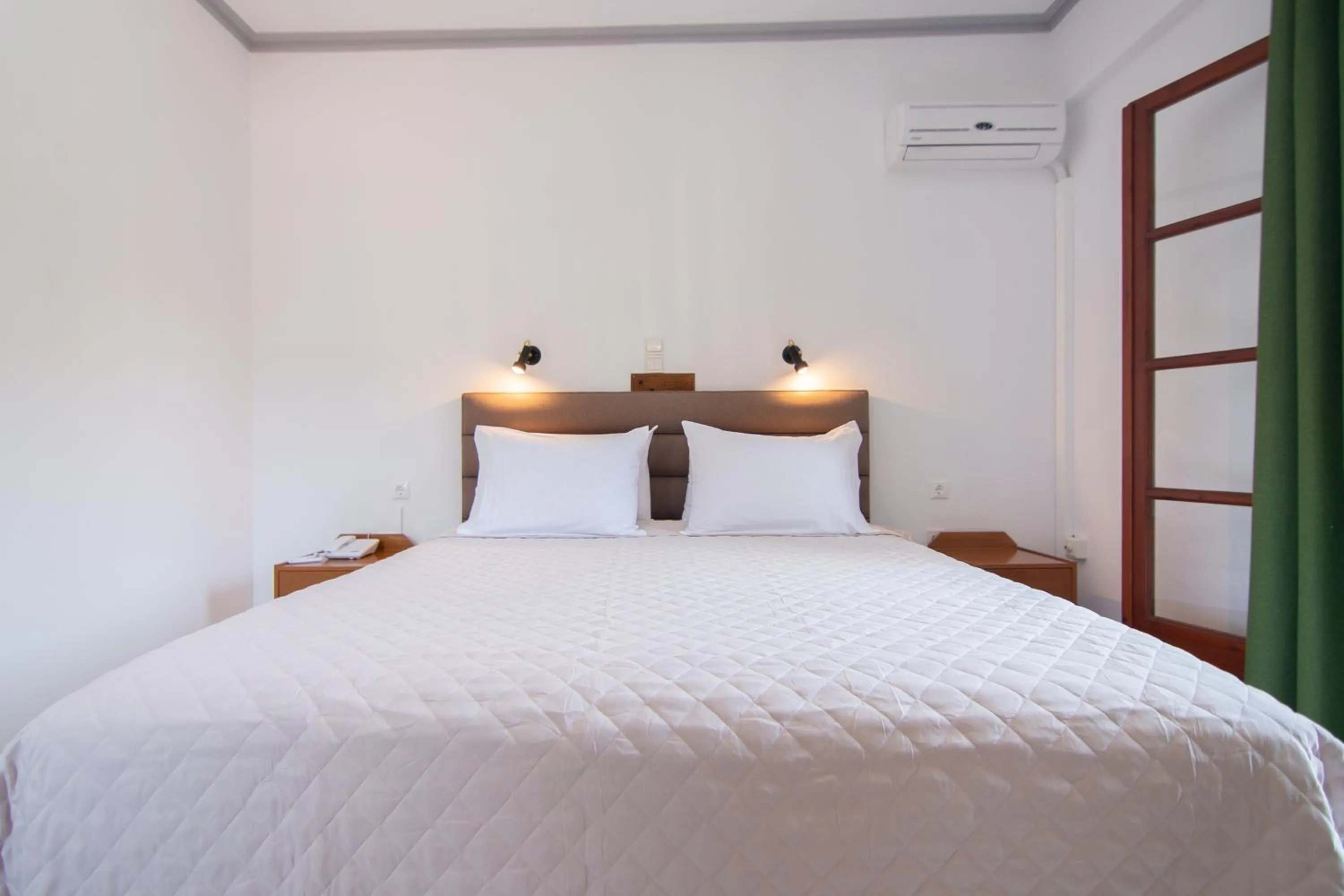 Photo of the whole room, Bed in Iro's Residence