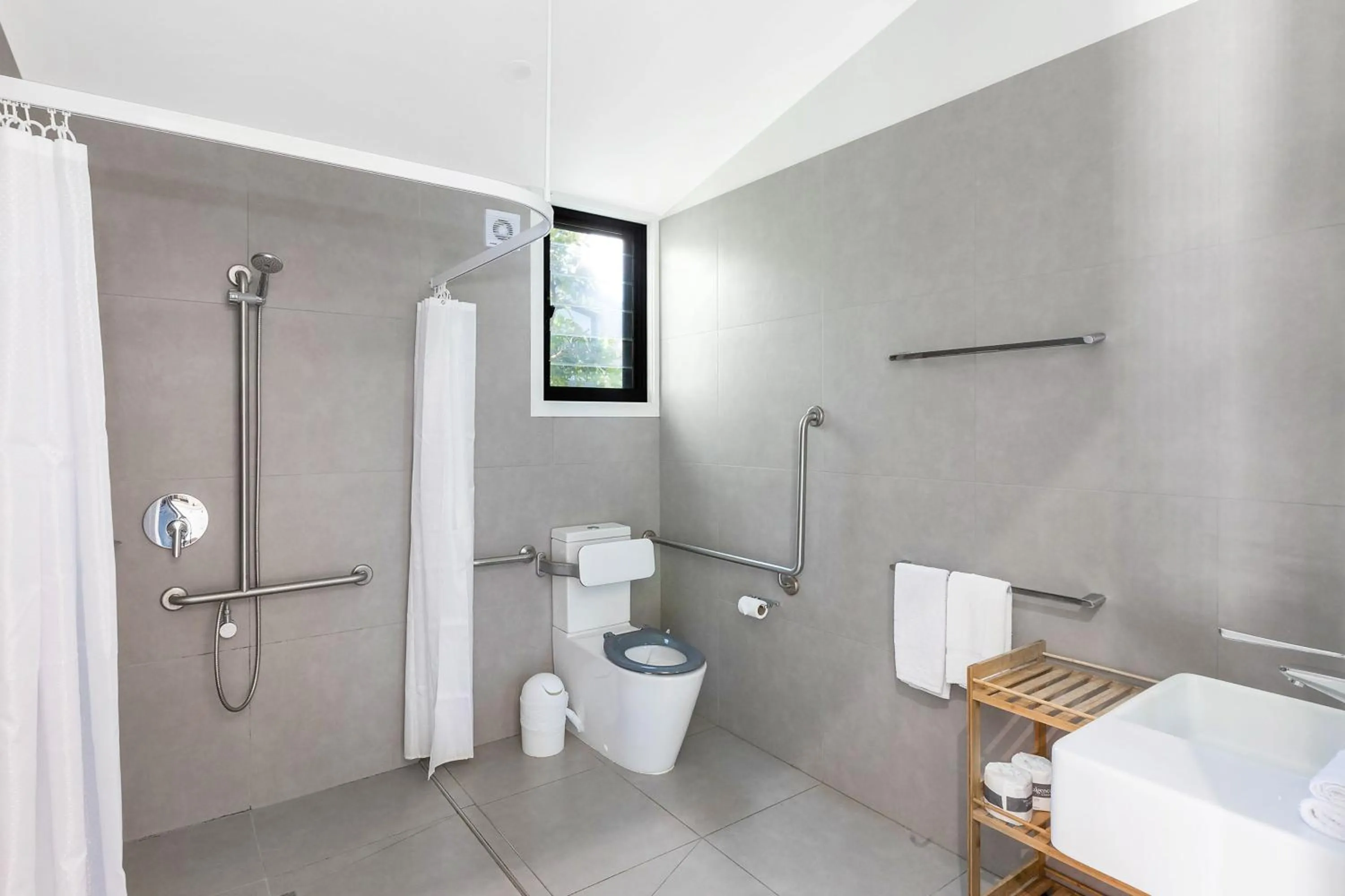 Shower in Reflections Seal Rocks - Holiday Park