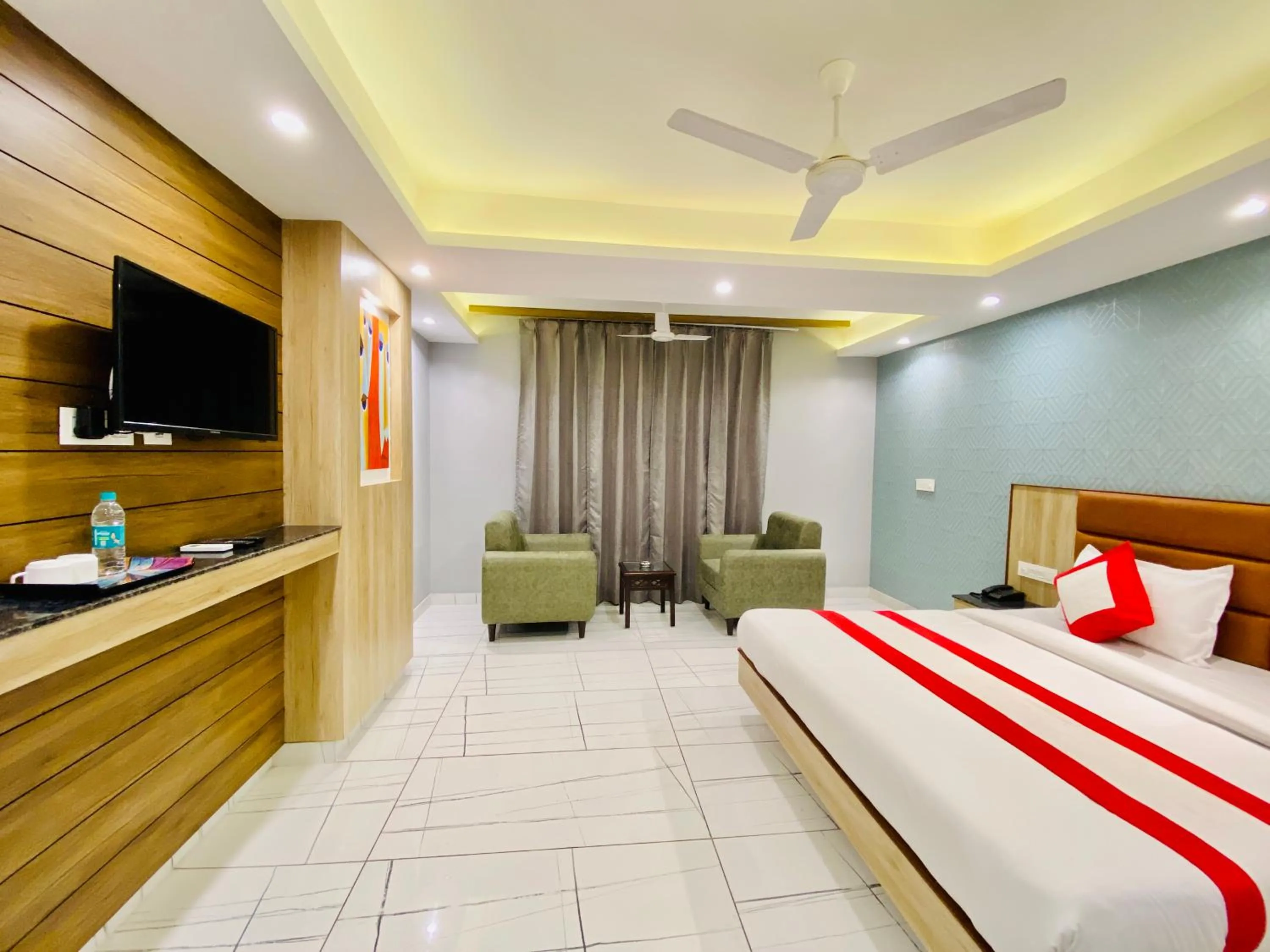 Photo of the whole room, Bed in The Eleganza