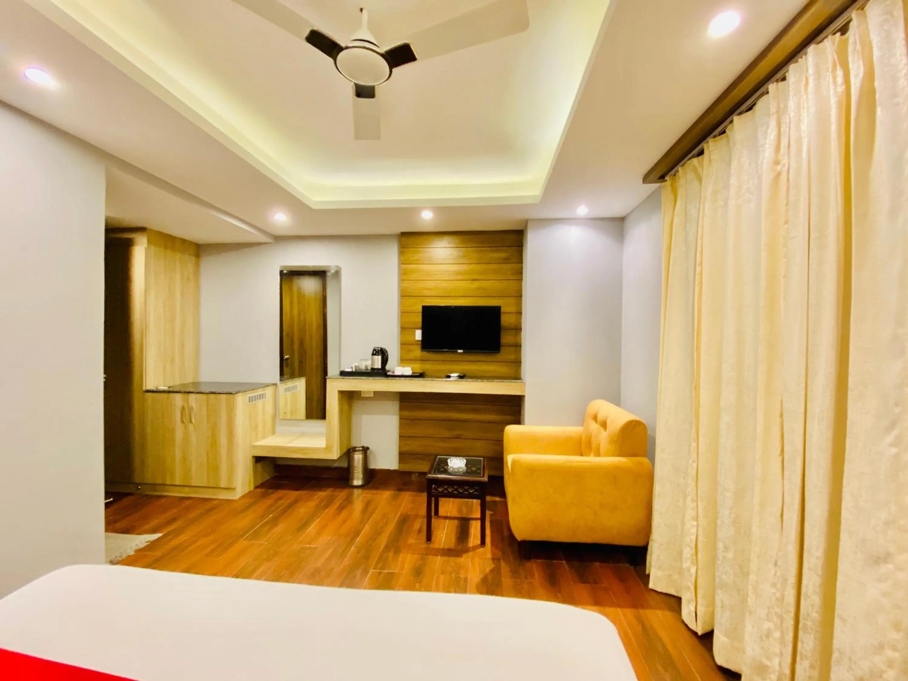 Communal lounge/ TV room, Bed in The Eleganza