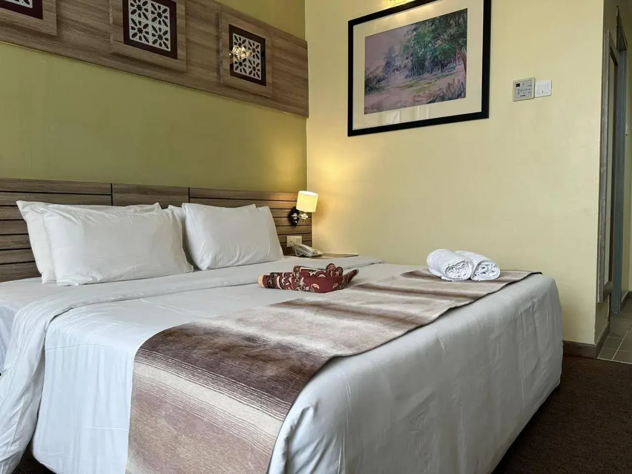 Shower, Bed in HIG Hotel Shower, Bed in HIG Hotel