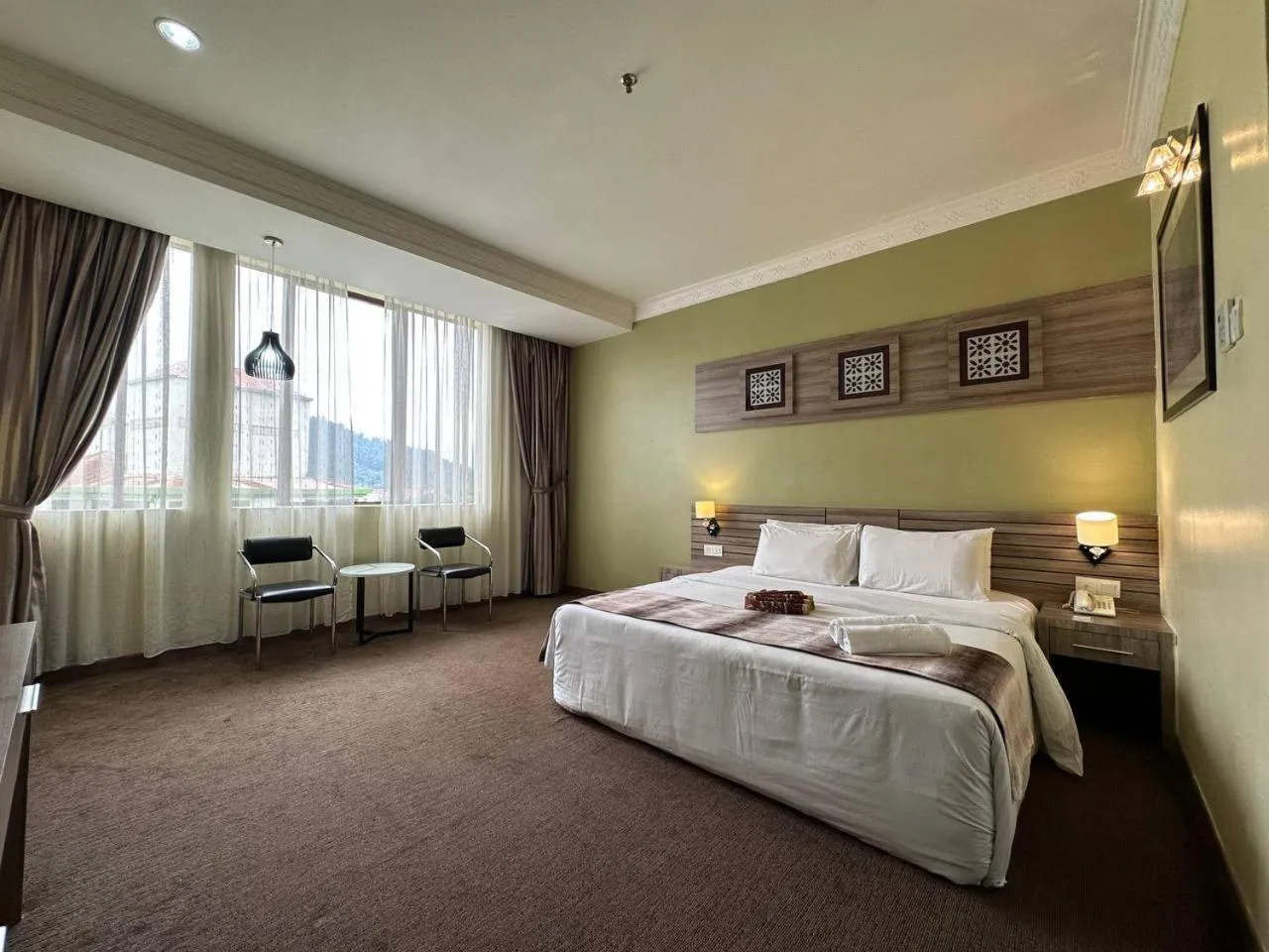 Shower, Bed in HIG Hotel