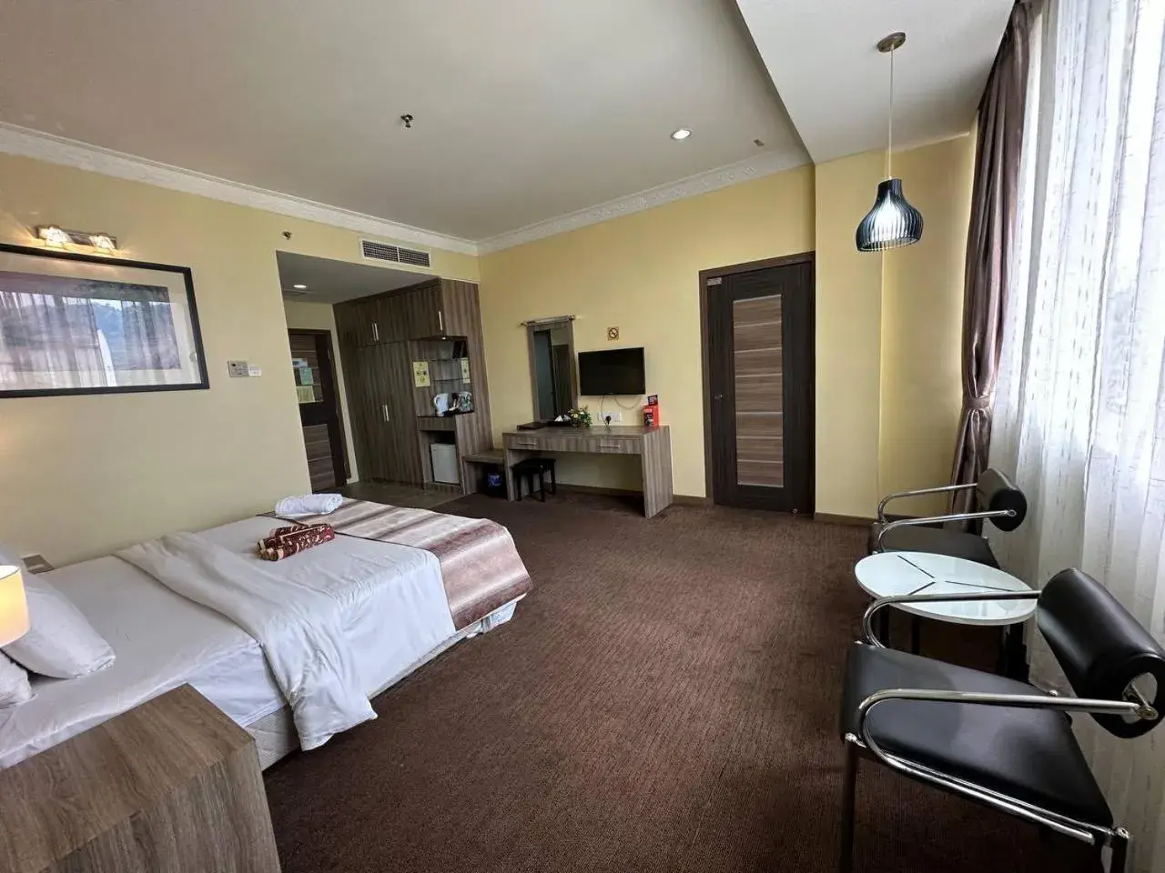 Shower, Bed in HIG Hotel Shower, Bed in HIG Hotel