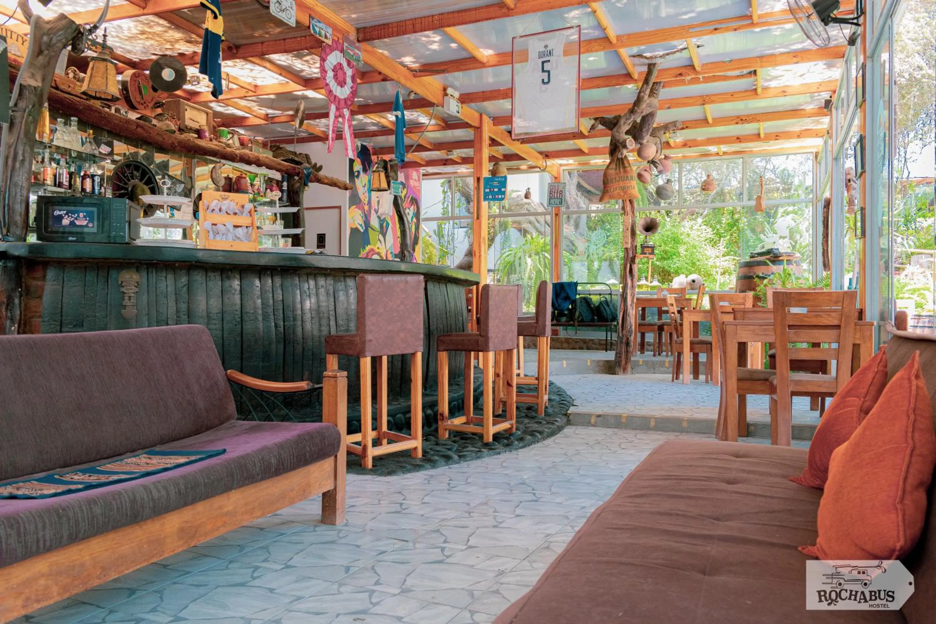 Communal lounge/ TV room in Rochabus
