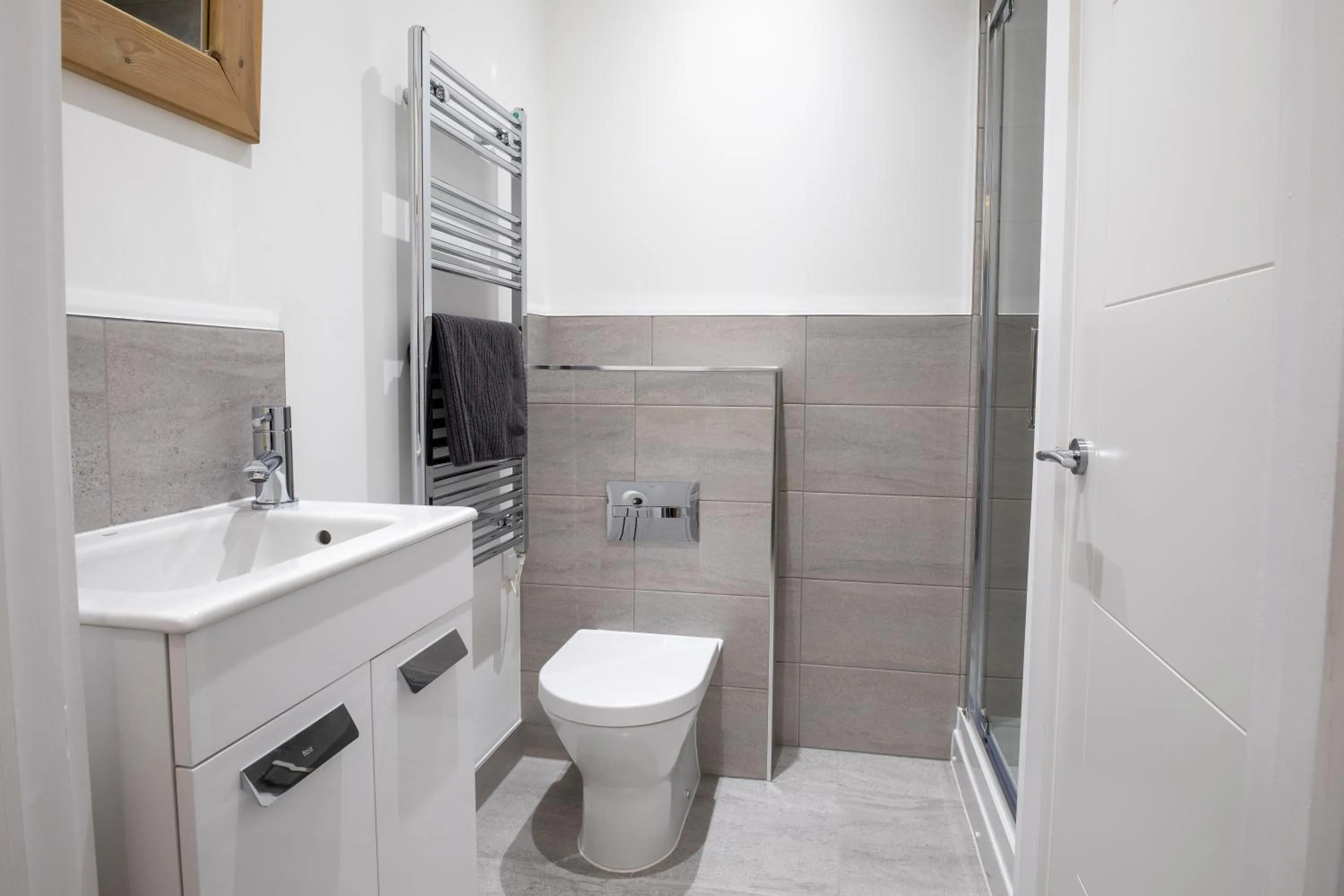 Bathroom in Courtyard Retreat- Free evening parking