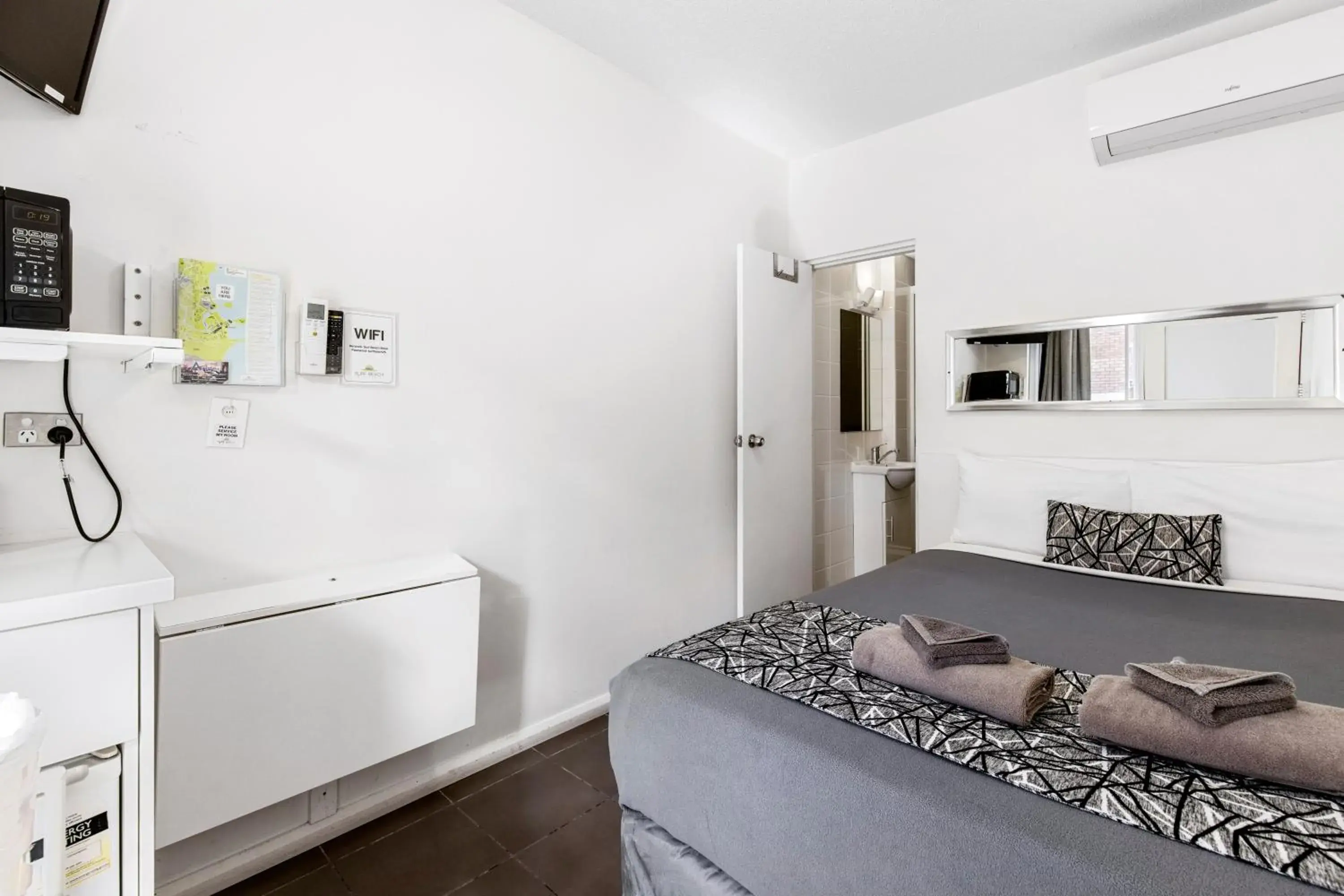 Small Single Room - single occupancy - Street Parking in Surf Beach Motel Coffs Small Single Room - single occupancy - Street Parking in Surf Beach Motel Coffs