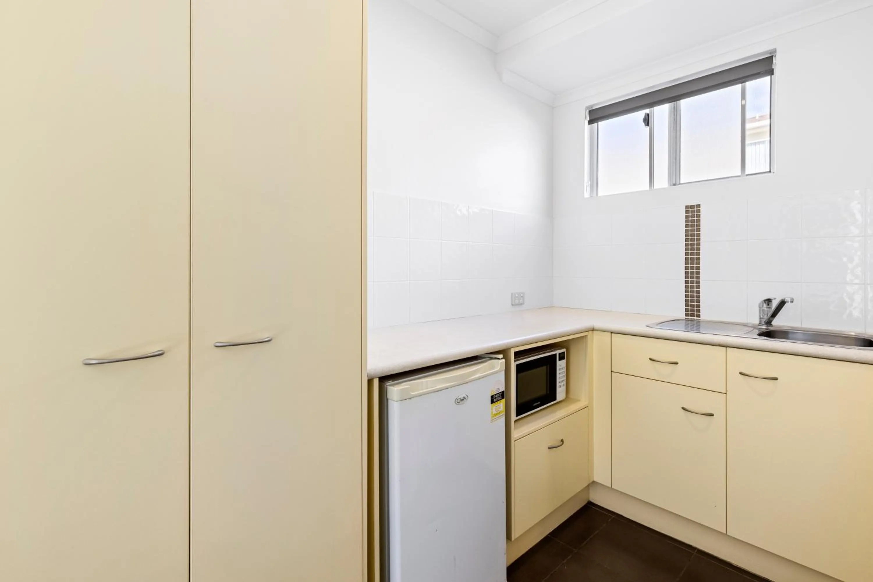 Kitchen or kitchenette in Surf Beach Motel Coffs