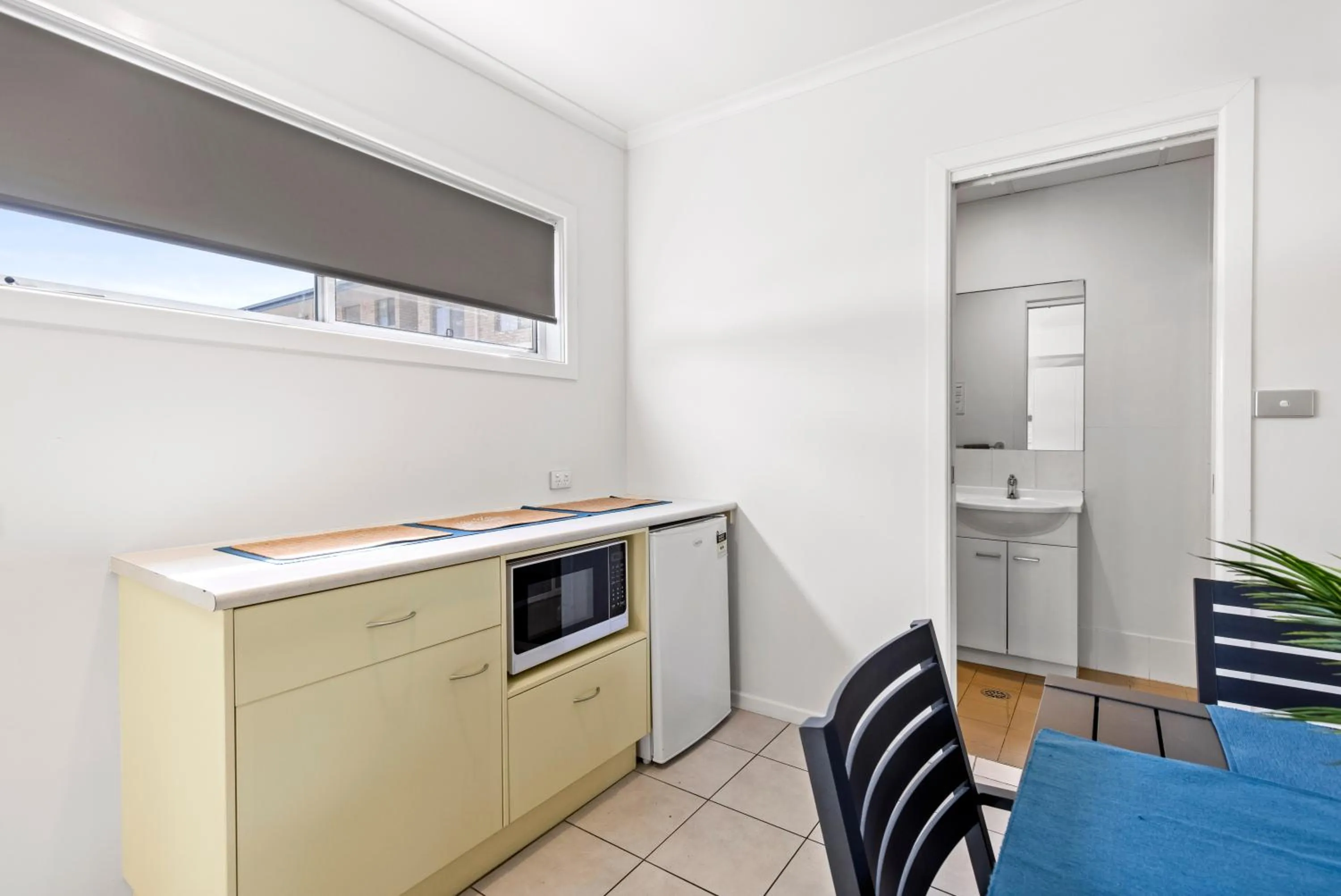 Kitchen or kitchenette in Surf Beach Motel Coffs