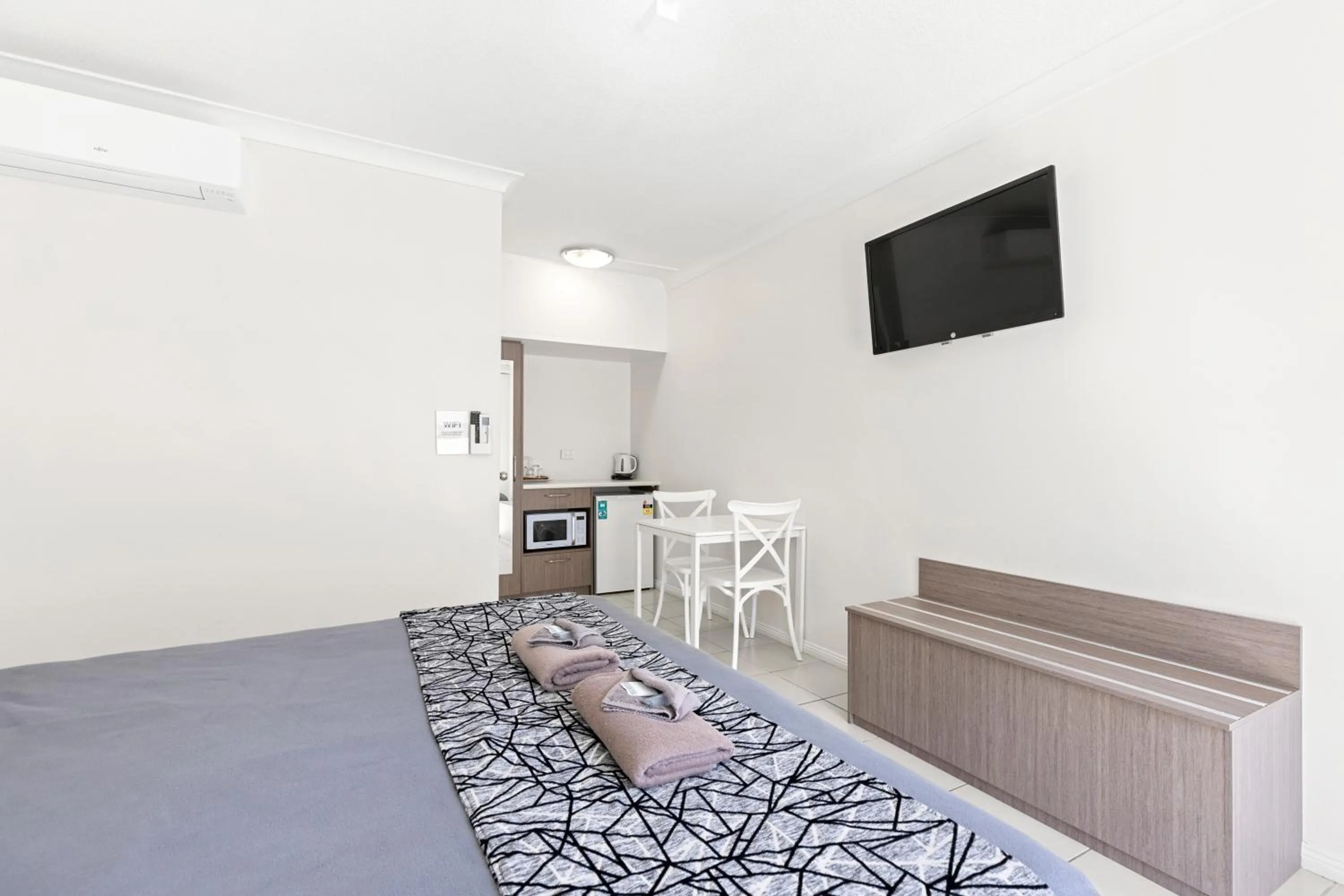 Bed in Surf Beach Motel Coffs