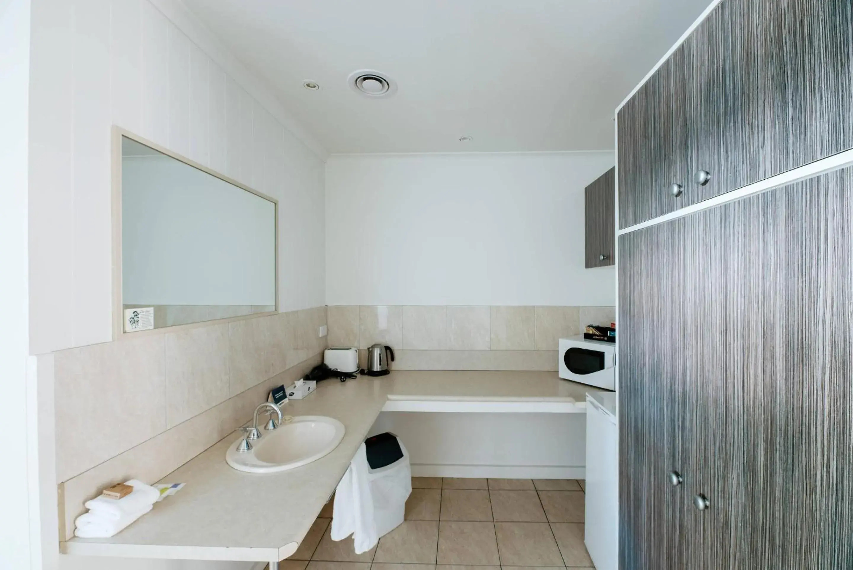 Bedroom in Quality Hotel Lakeside Bedroom in Quality Hotel Lakeside