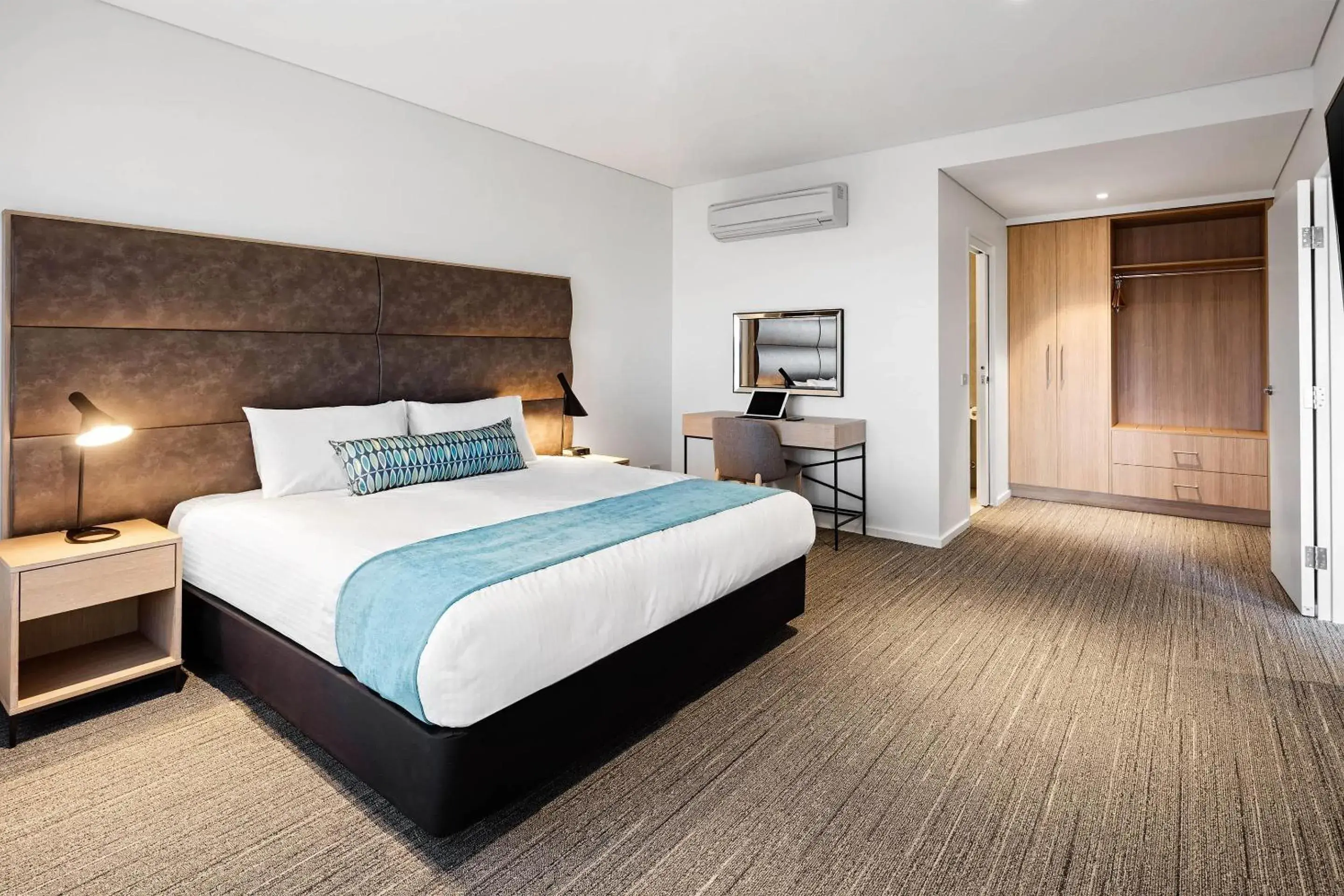 Bedroom, Bed in Quality Hotel Lakeside Bedroom, Bed in Quality Hotel Lakeside