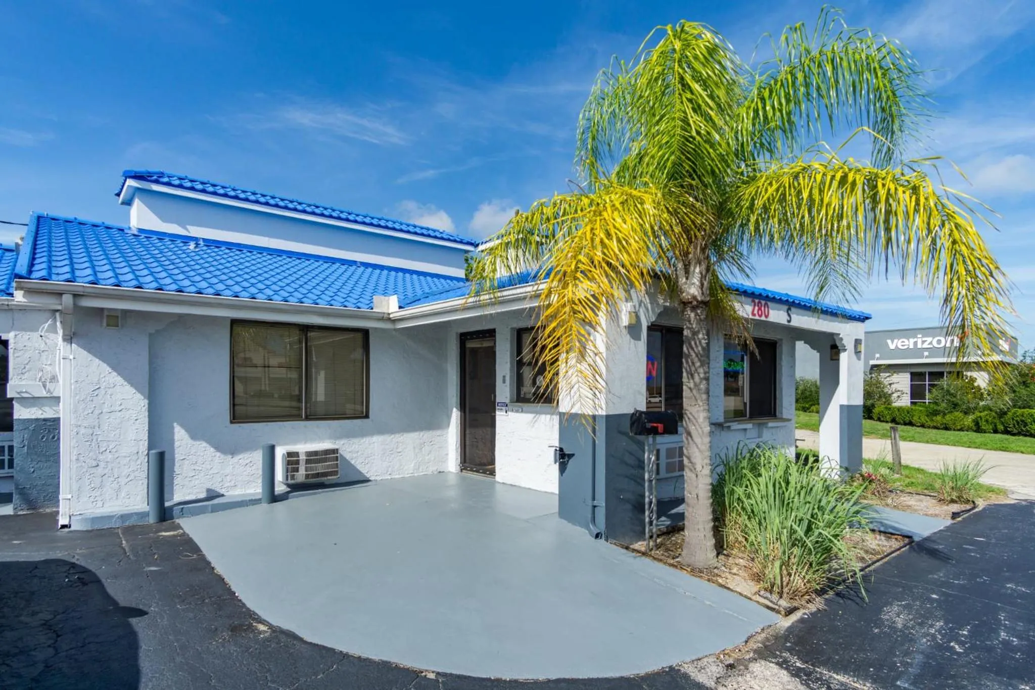 Property building in Budget Inn of Sebring