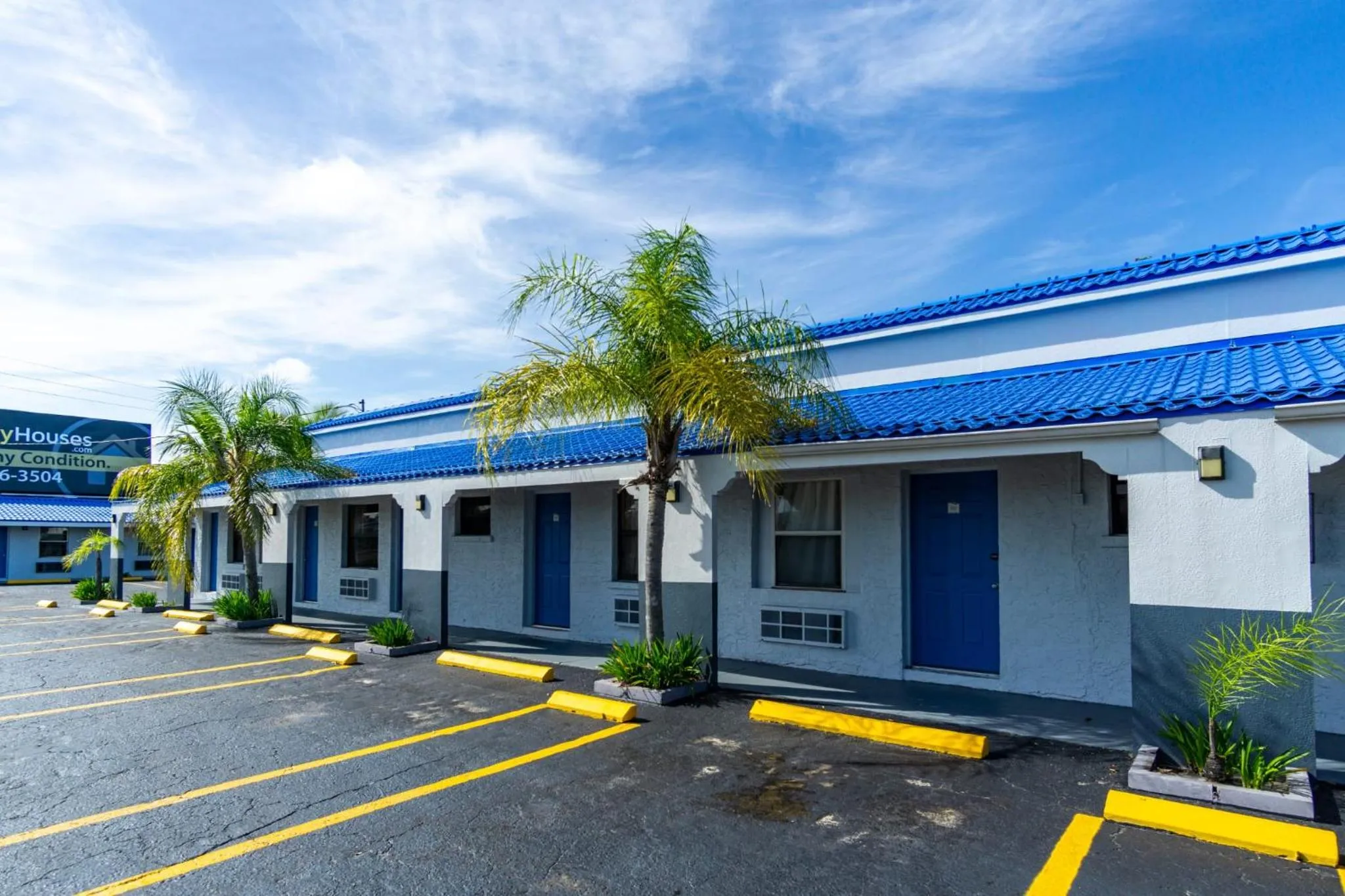 Property building in Budget Inn of Sebring