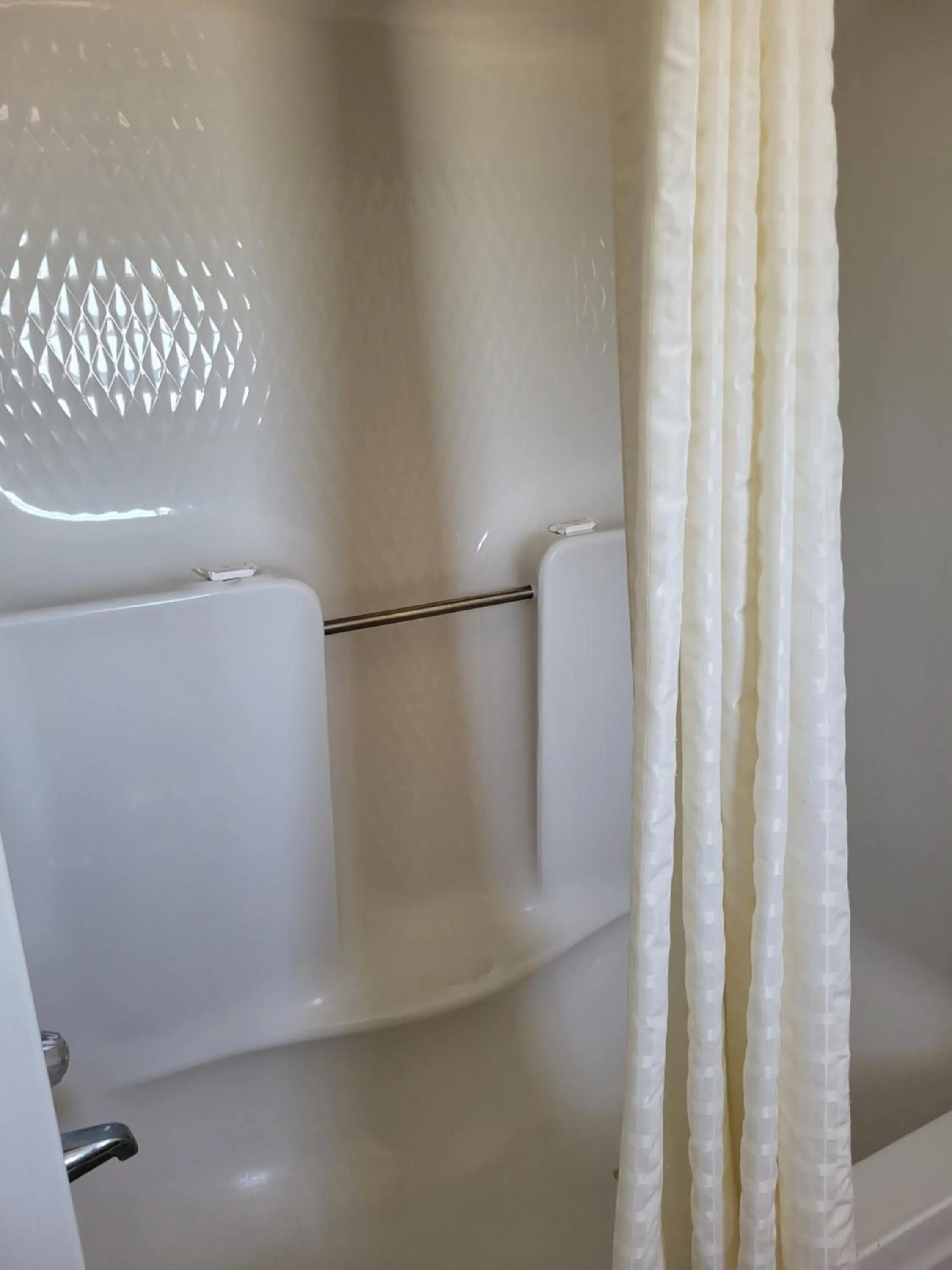 Bath in Budget Inn of Sebring