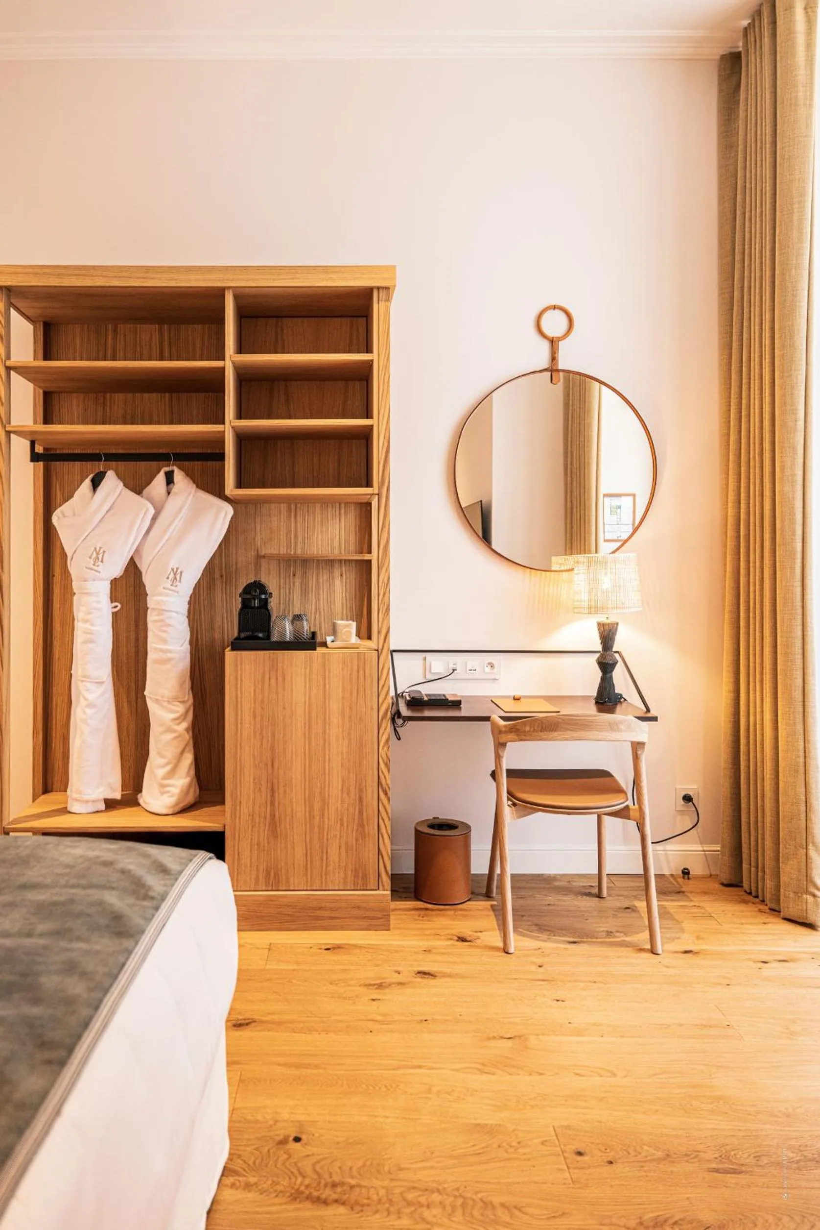 hair dresser, Bed in Hôtel Le Mosaïque