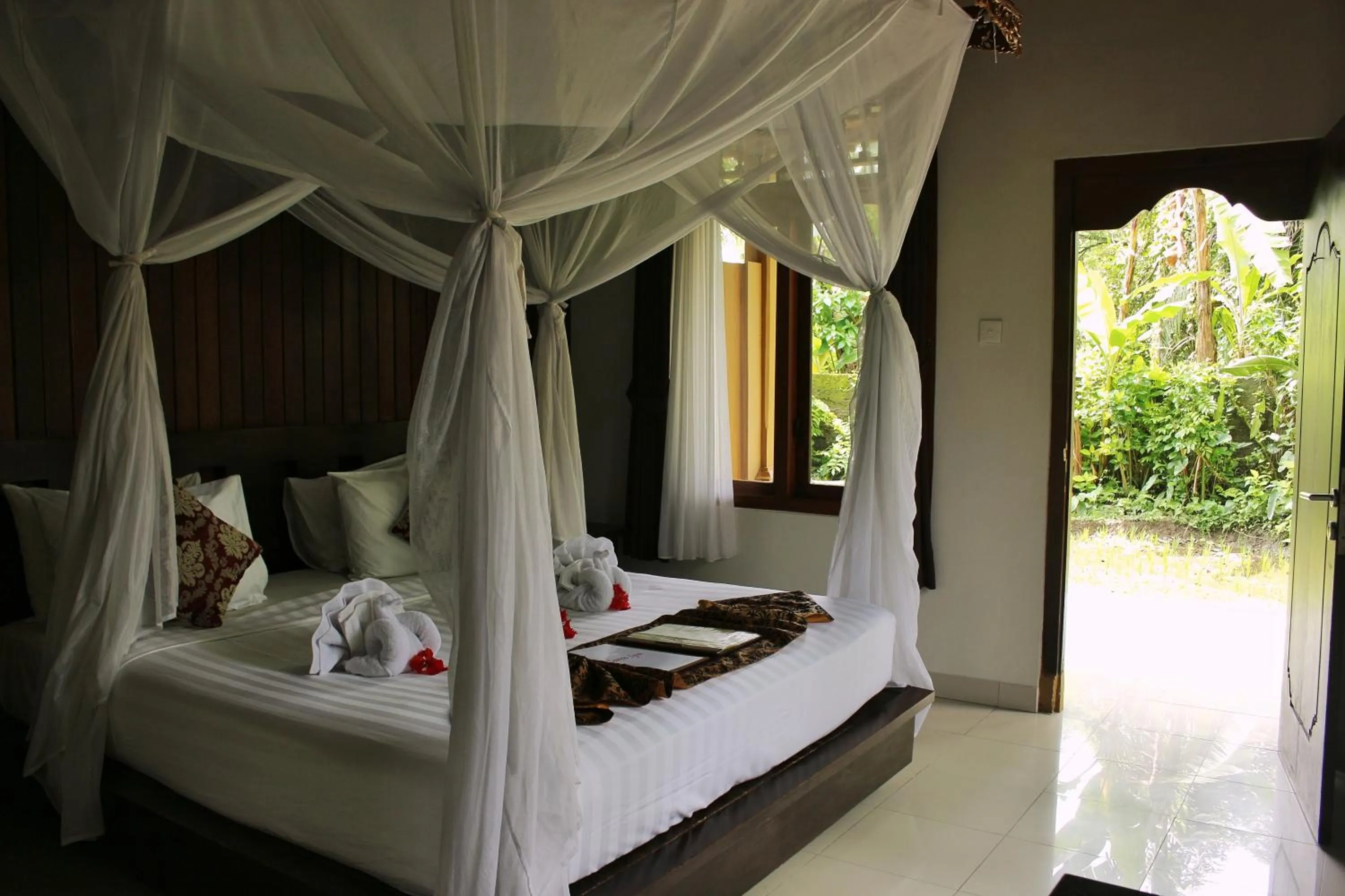 Photo of the whole room, Bed in Saren Indah Hotel