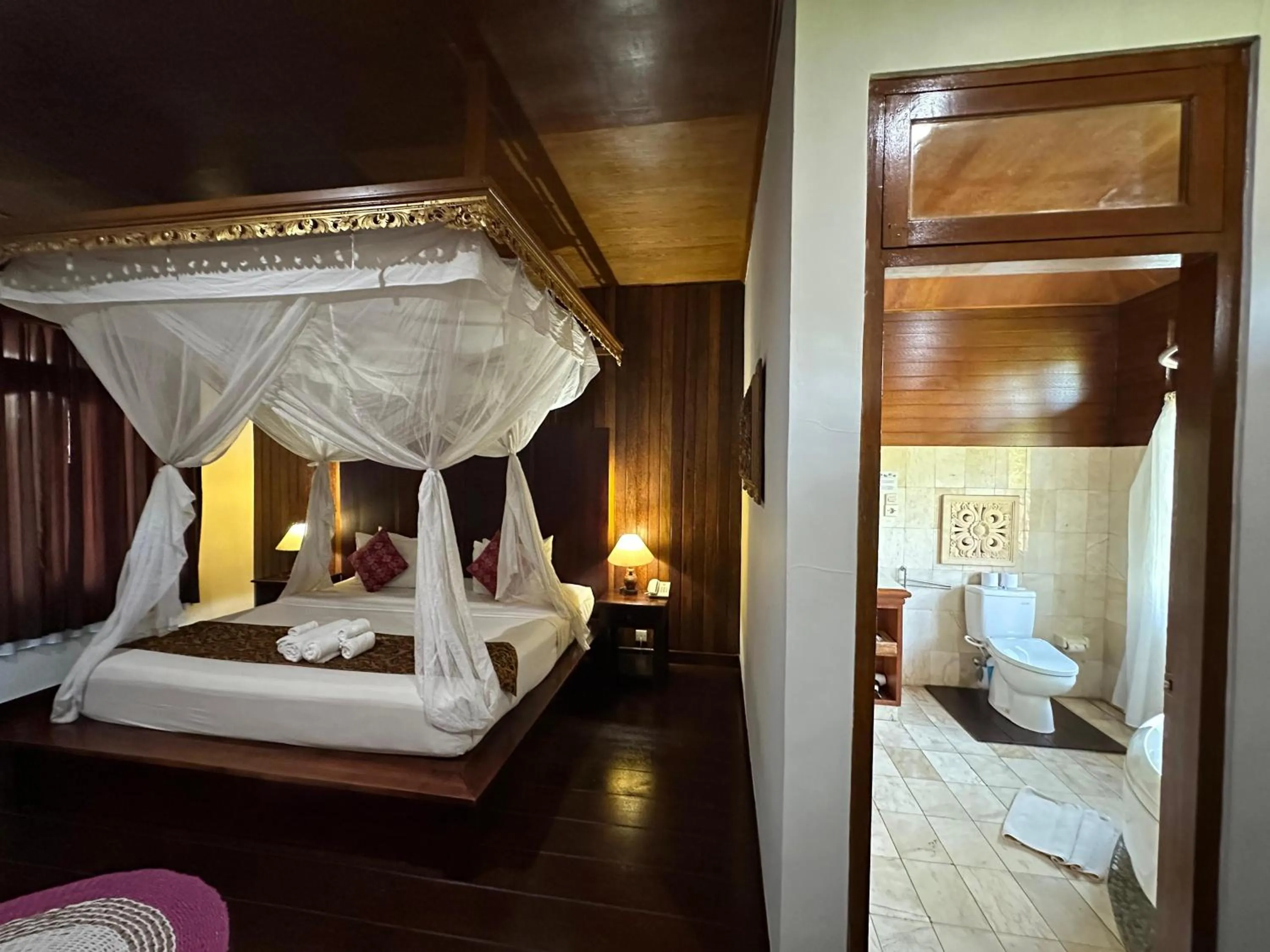 Bed in Saren Indah Hotel