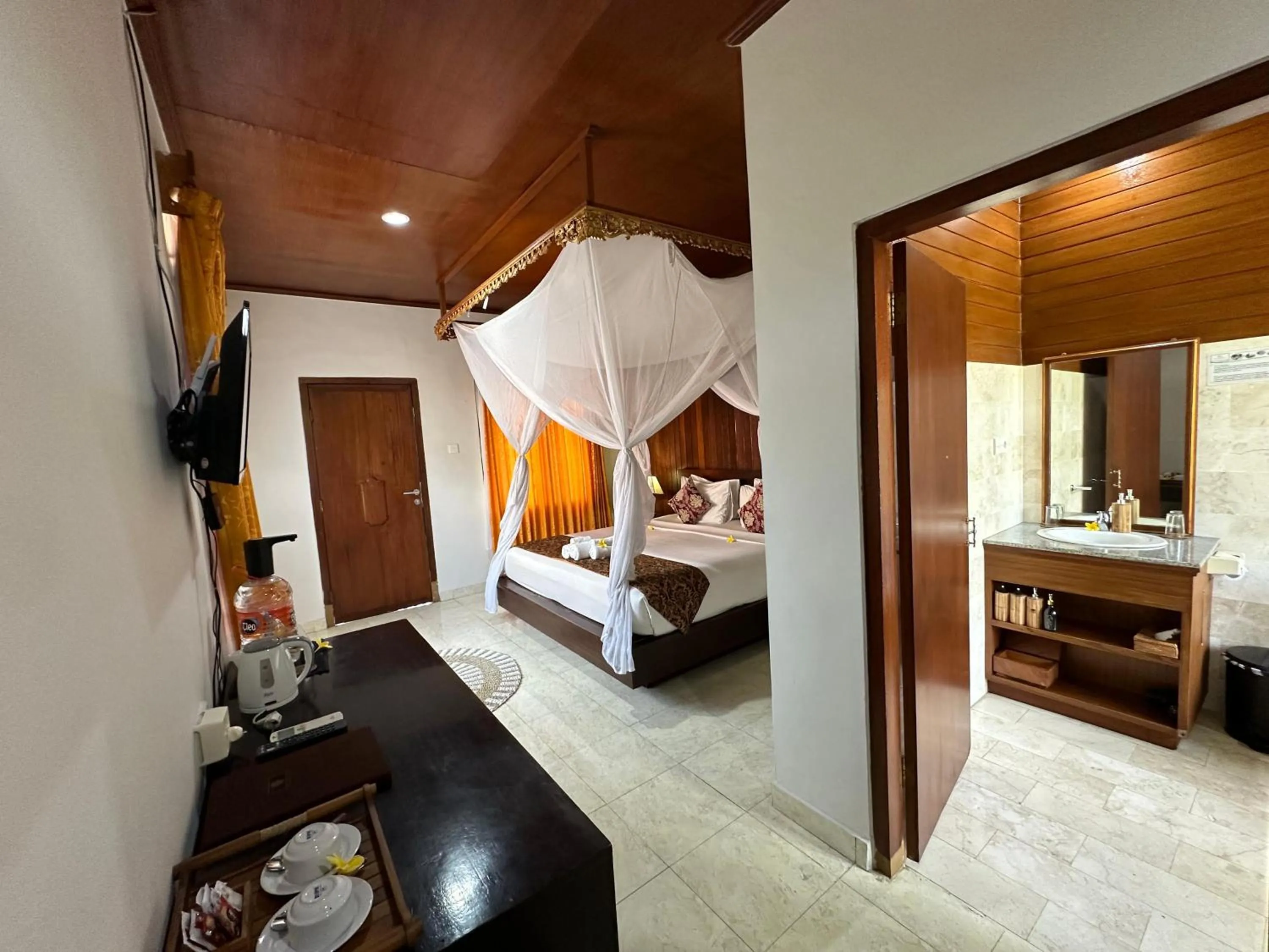 TV and multimedia, Bed in Saren Indah Hotel