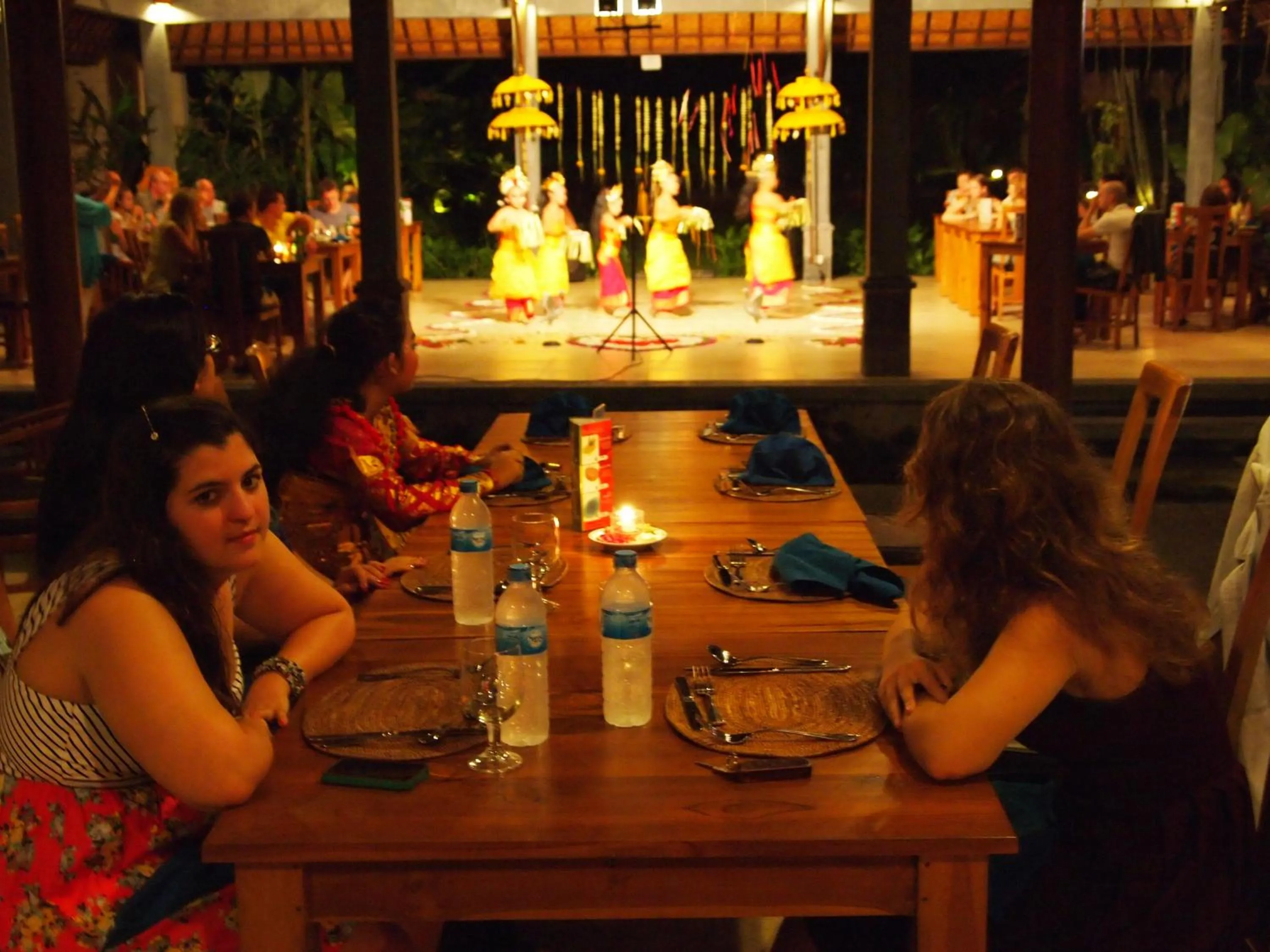 Restaurant/places to eat in Saren Indah Hotel