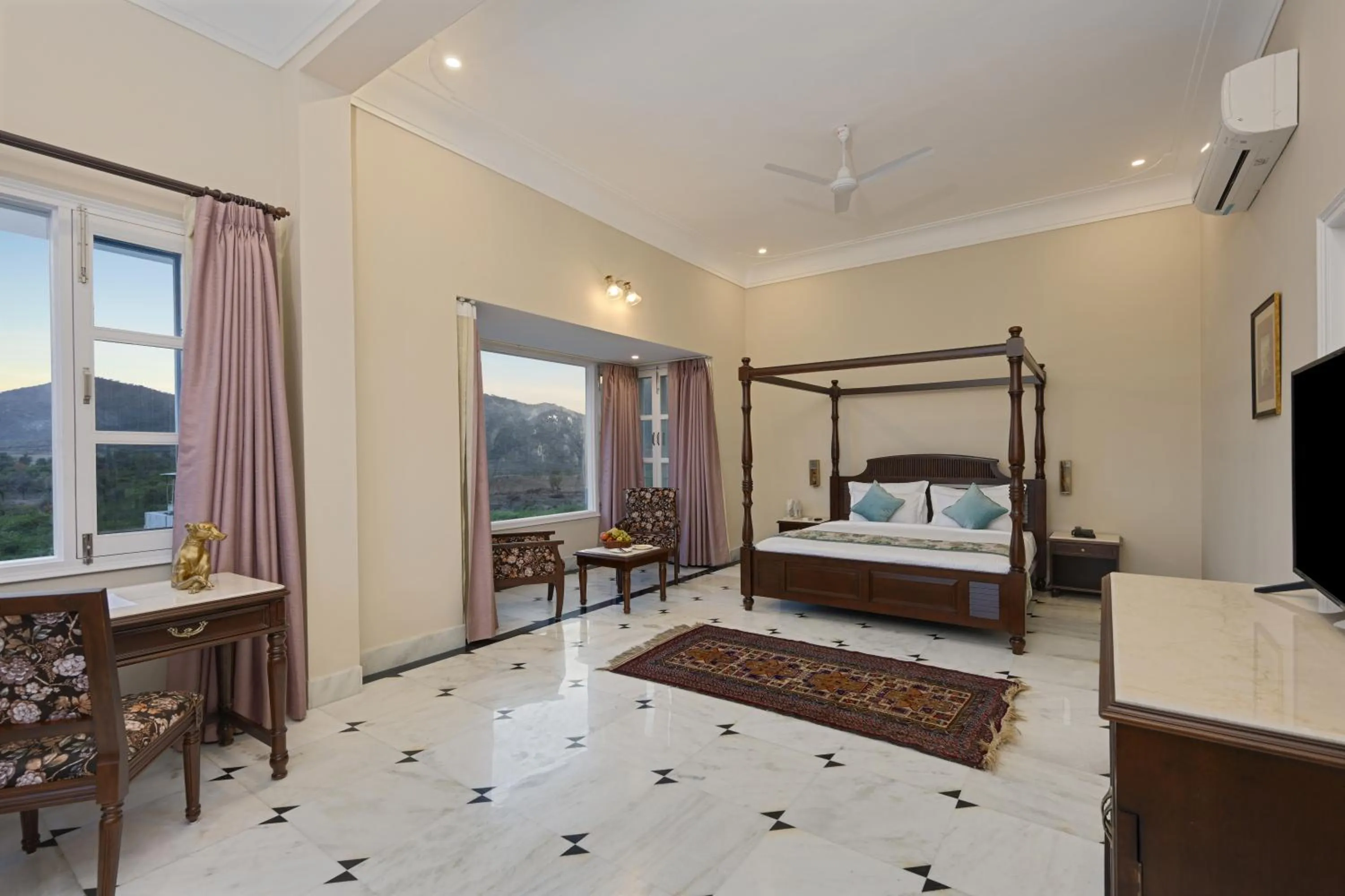 Bed in Boheda Manor - Luxury Retreat