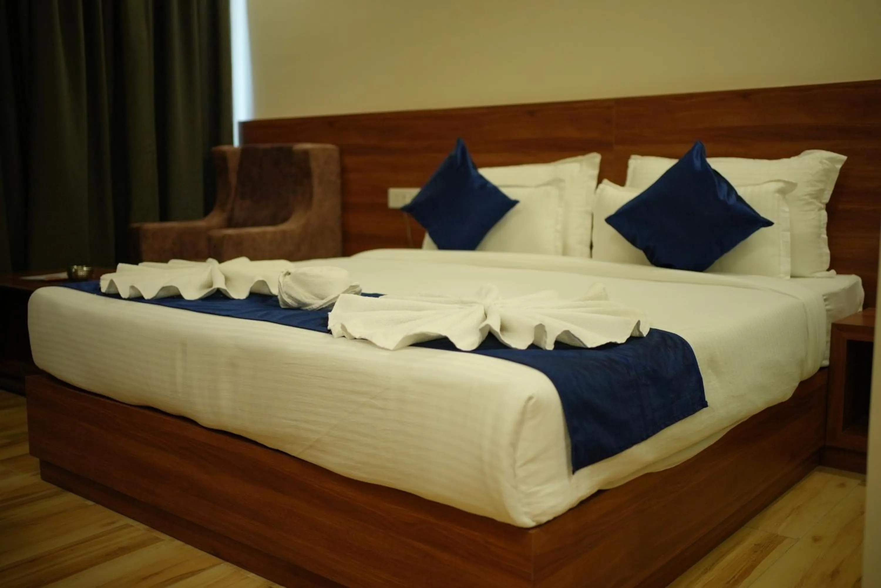 room service, Bed in HOTEL MAKHAN VIHAR