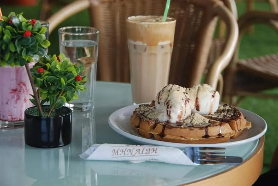 Restaurant/places to eat in Minaides Hotel