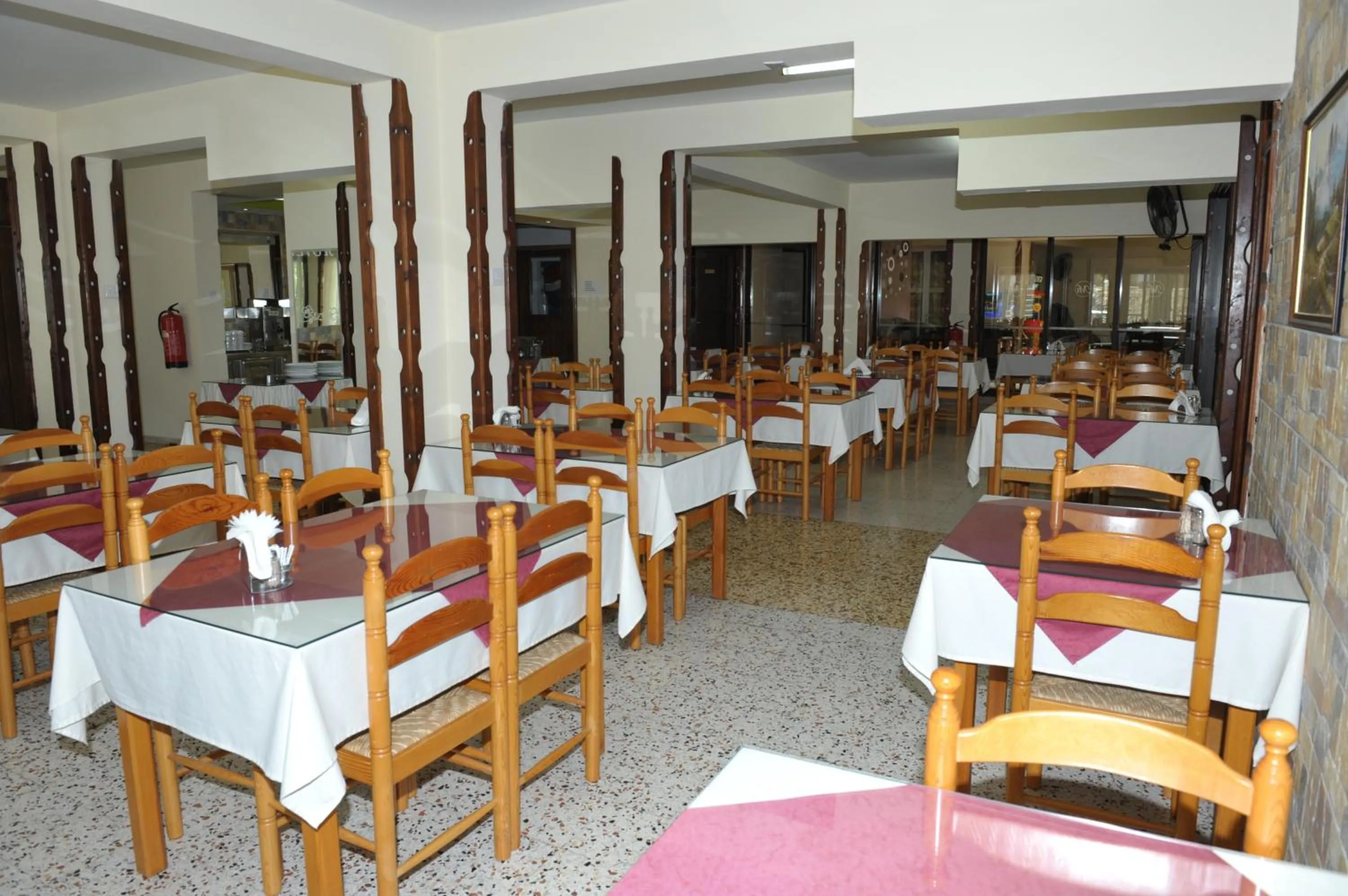 Restaurant/places to eat in Minaides Hotel
