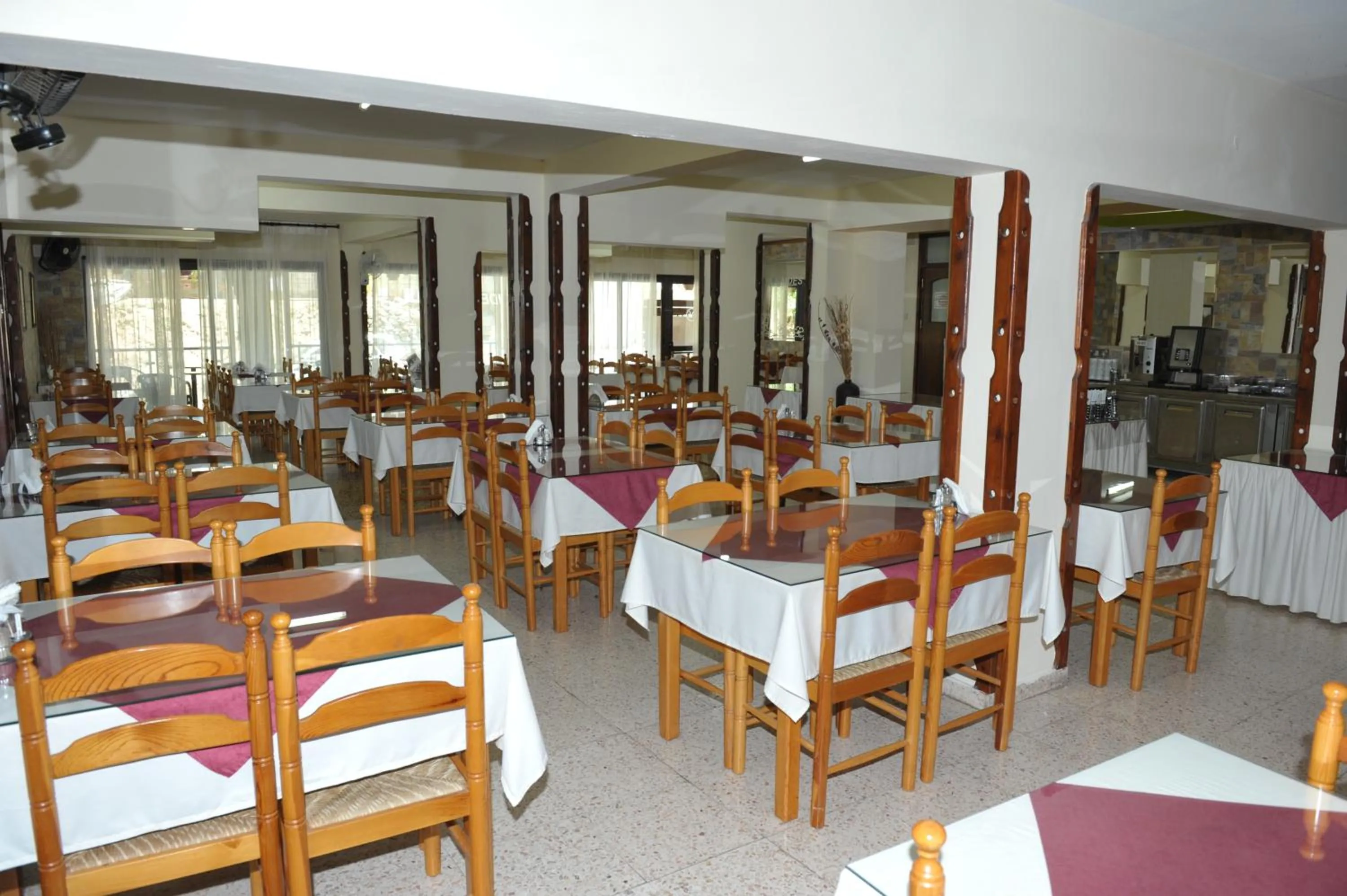 Restaurant/places to eat in Minaides Hotel