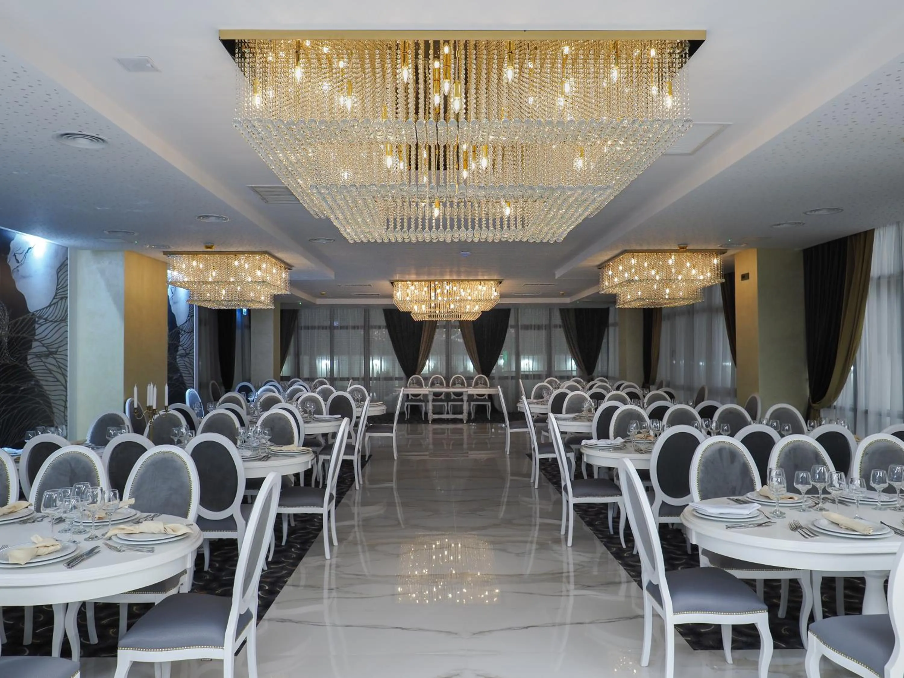 Restaurant/places to eat in Hotel Anastasia