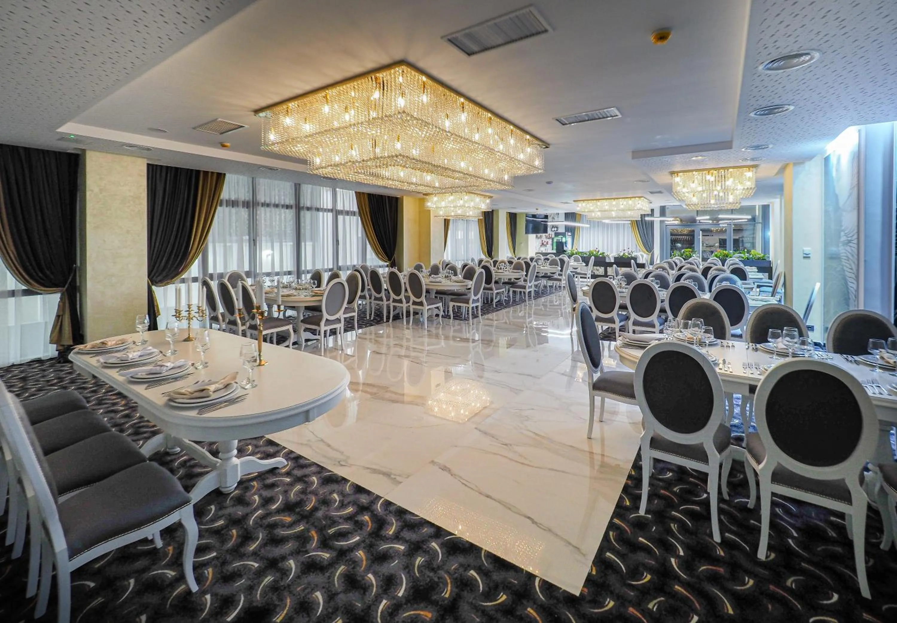 Restaurant/places to eat in Hotel Anastasia