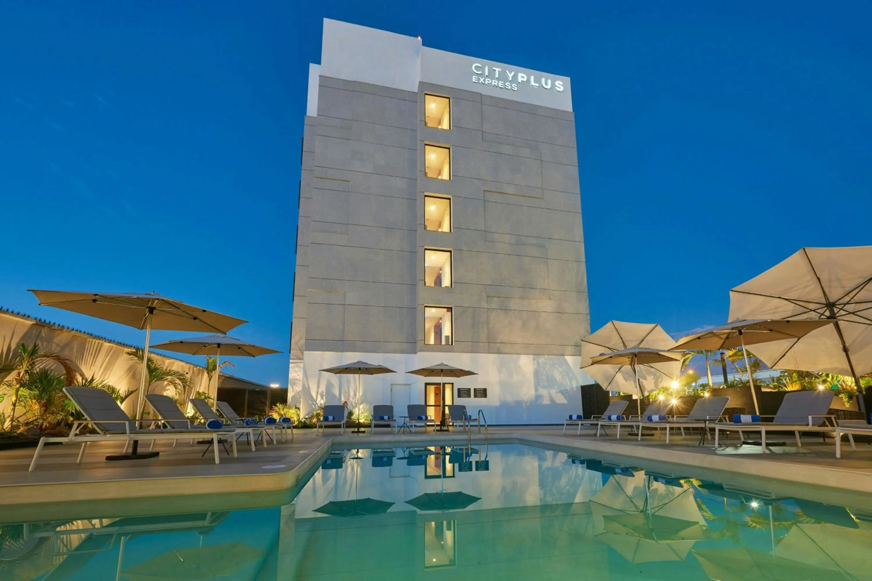 Swimming pool in City Express Plus by Marriott Mazatlan