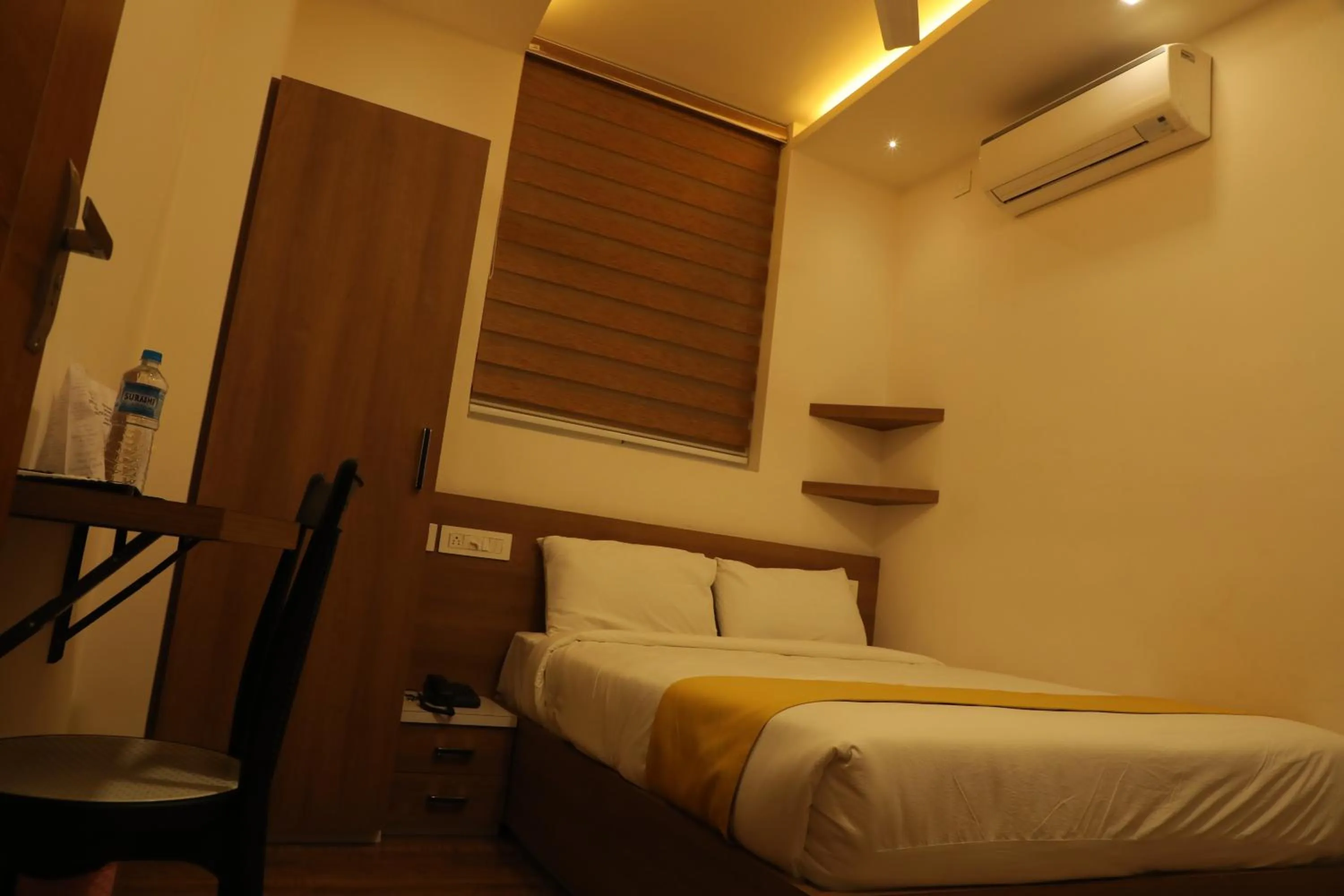 Seating area, Bed in MEDLEY REGENCY