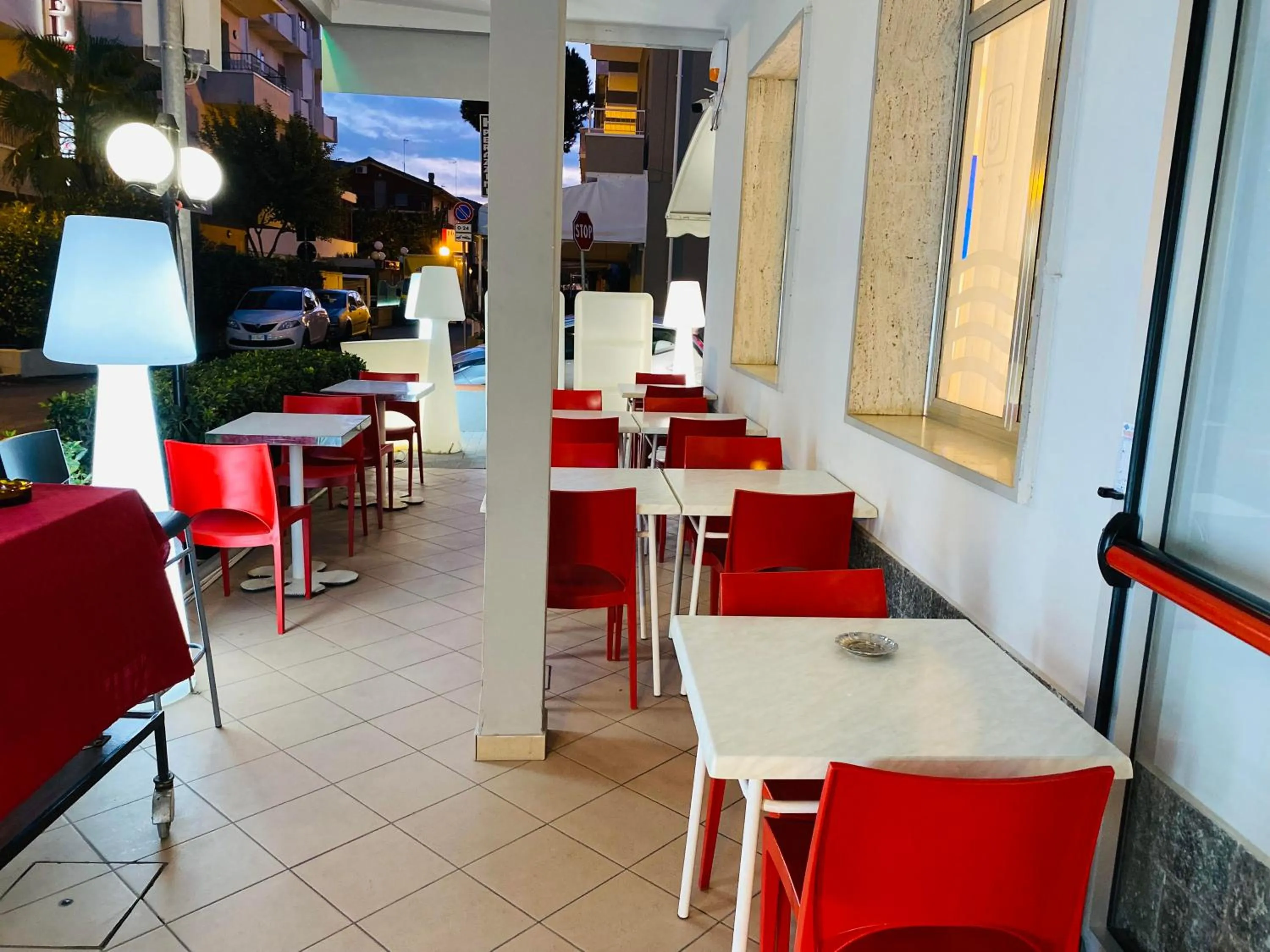 Restaurant/places to eat in hotel iris