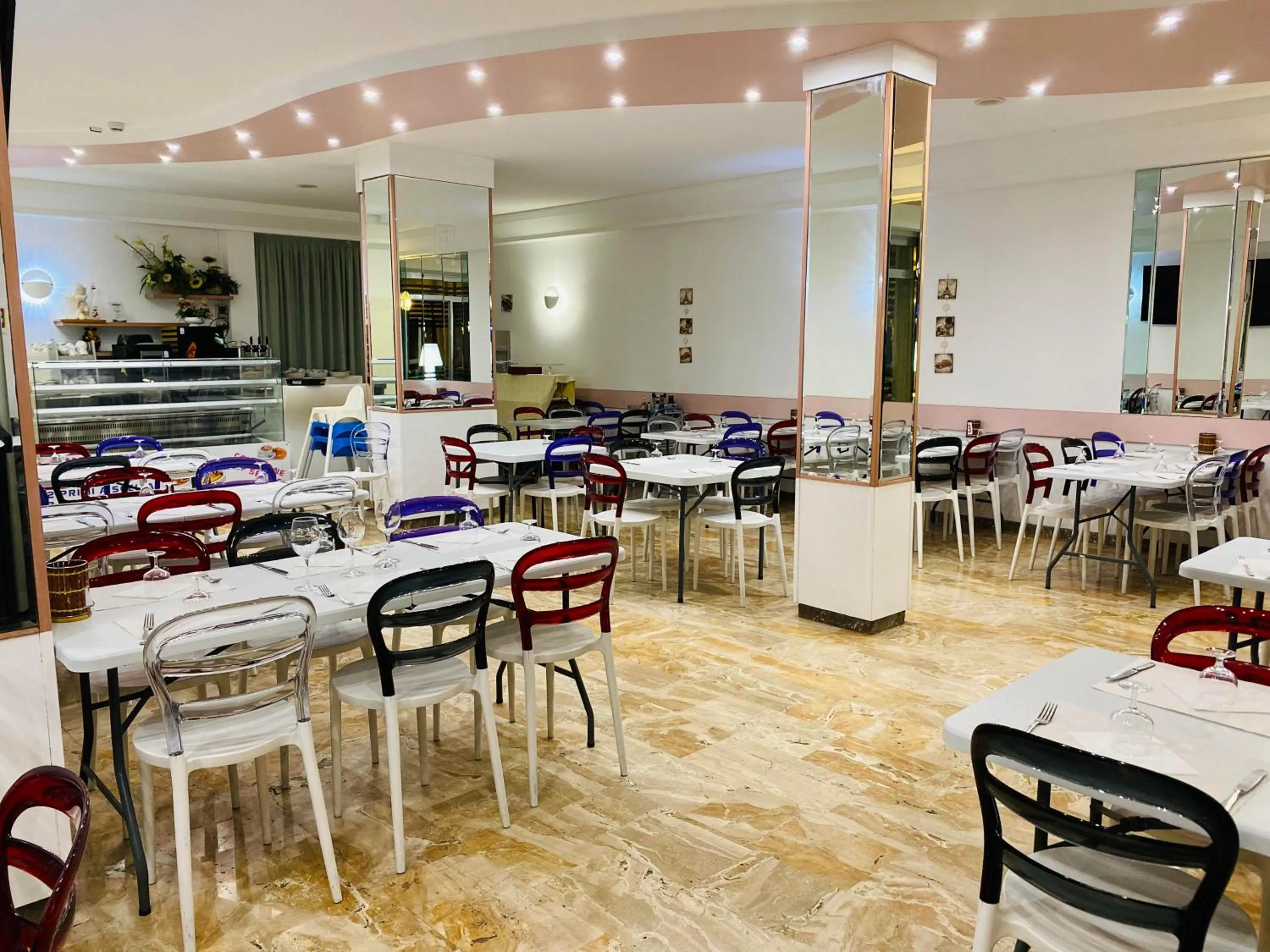 Restaurant/places to eat in hotel iris