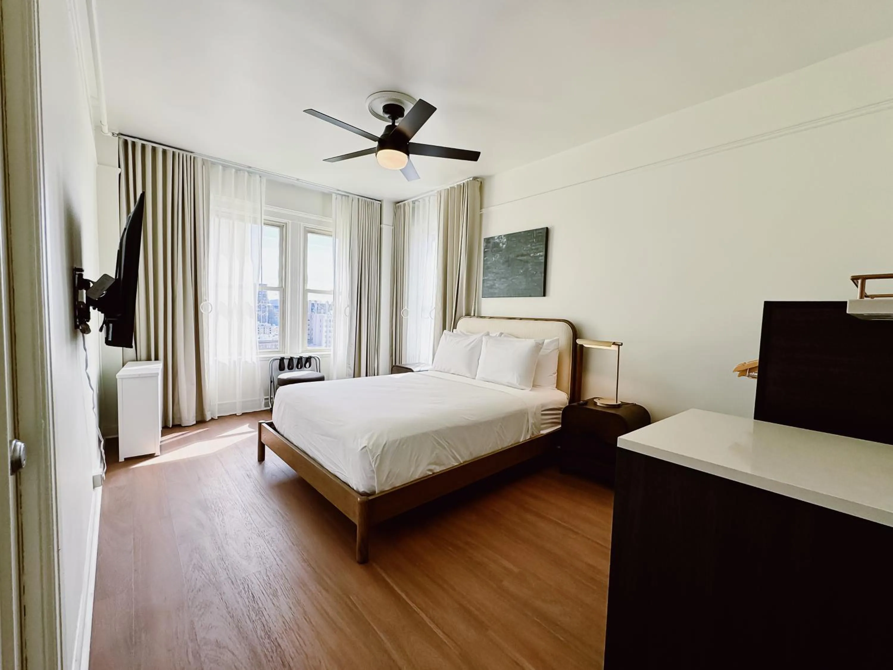 Bed in FOUND Hotel Carlton, Nob Hill