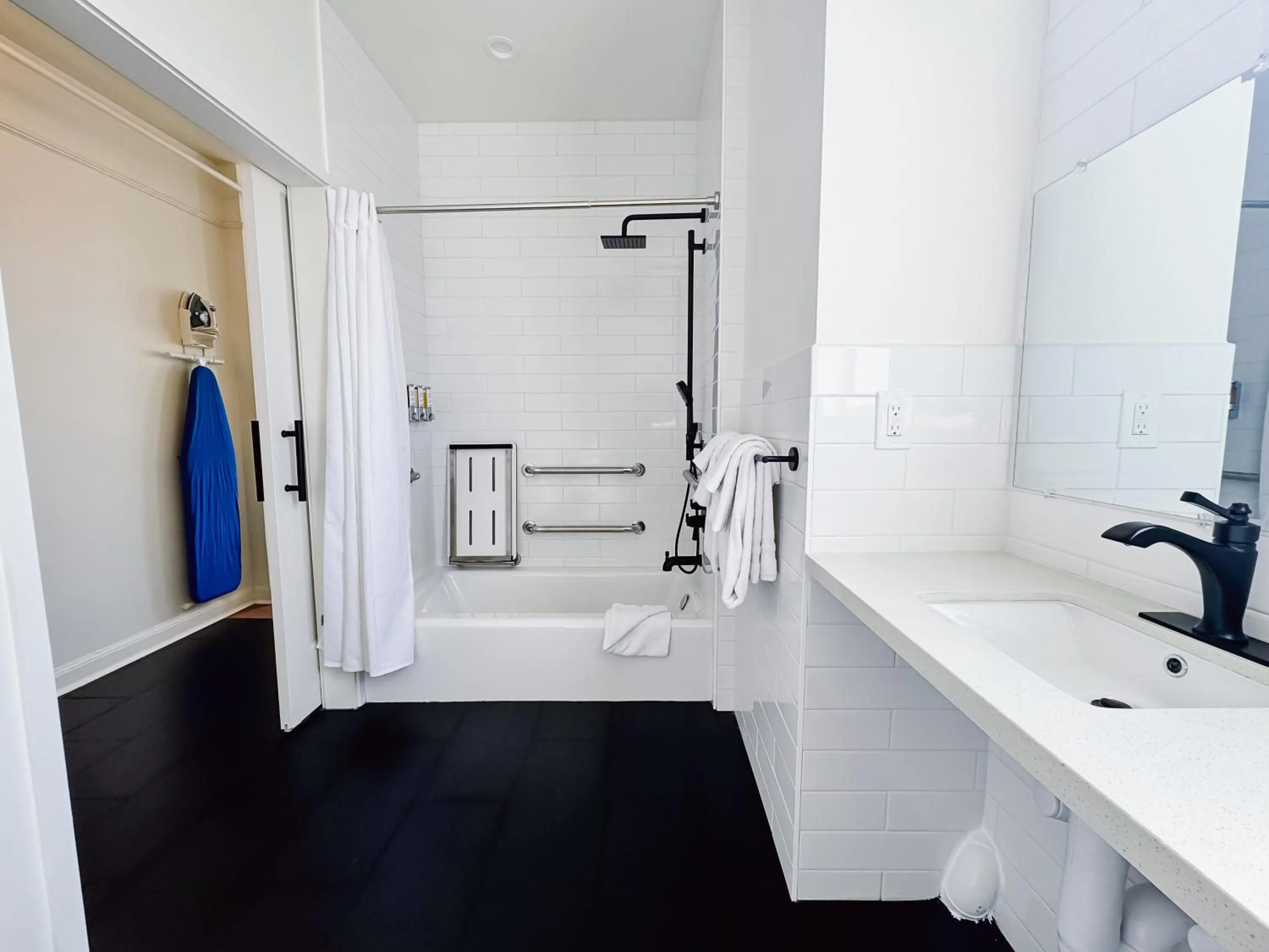 Shower in FOUND Hotel Carlton, Nob Hill