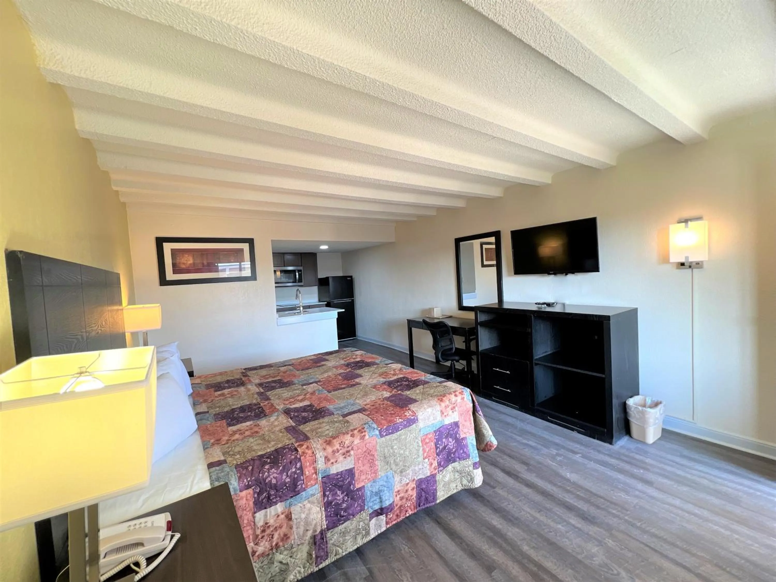 Bed in James River Inn & Suites