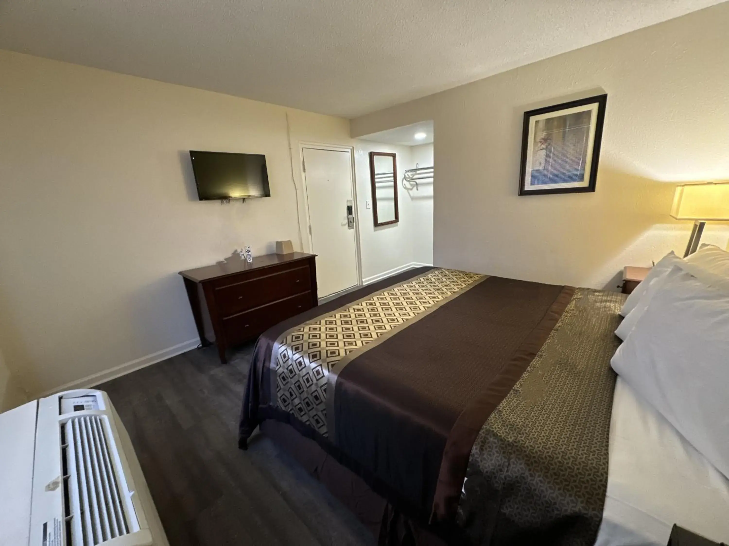 Deluxe King Room in James River Inn & Suites Deluxe King Room in James River Inn & Suites