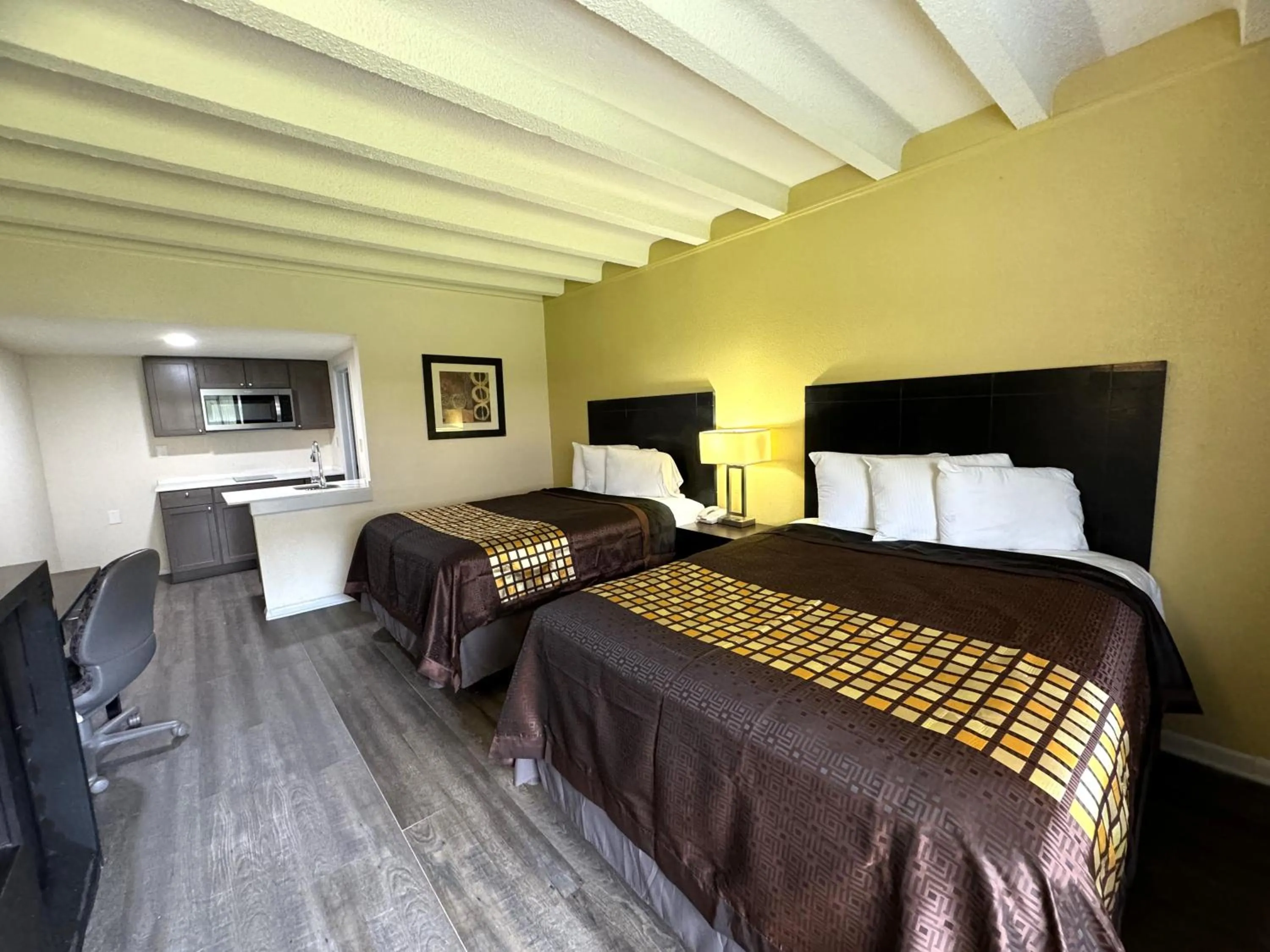 Bed in James River Inn & Suites