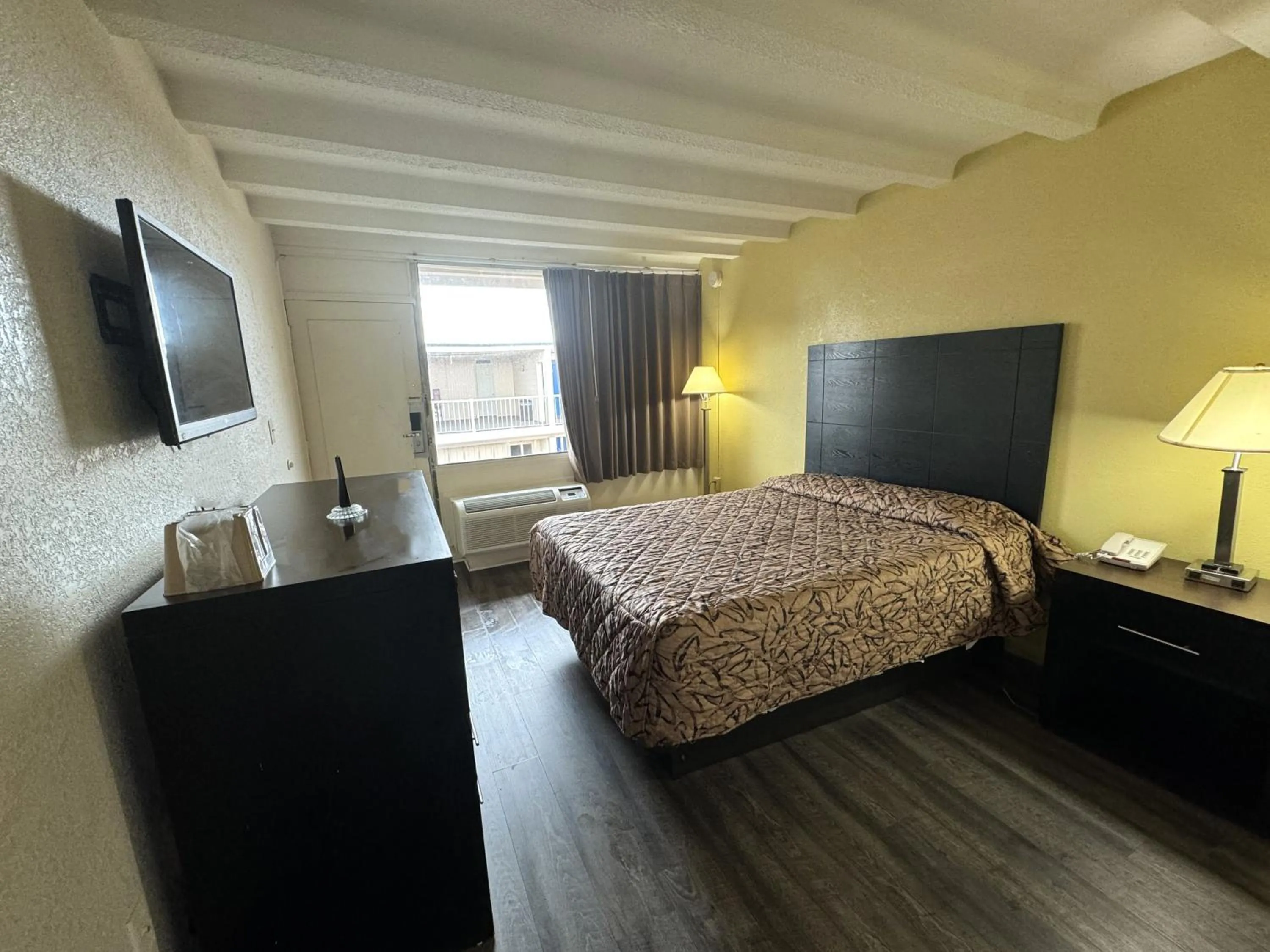 Bedroom, Bed in James River Inn & Suites