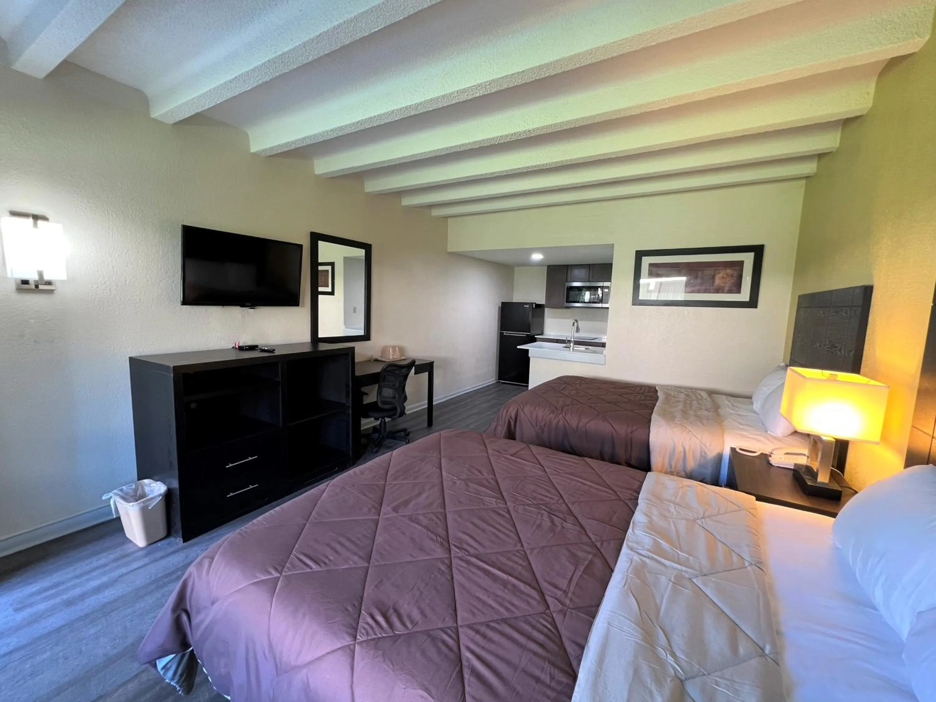 Photo of the whole room, Bed in James River Inn & Suites