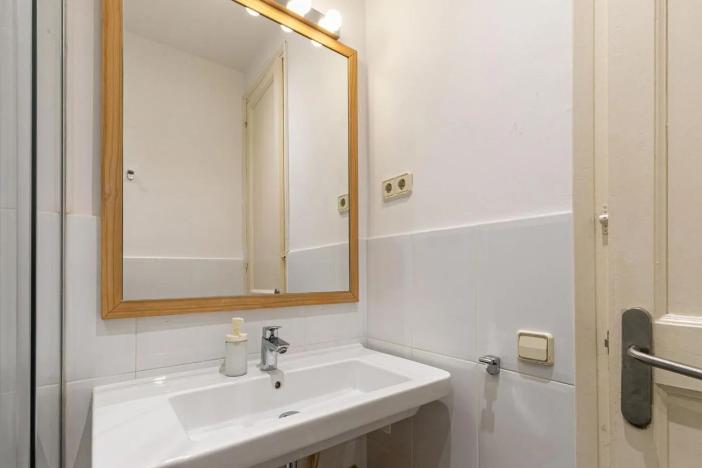 Bathroom in Weflating Sant Antoni Market