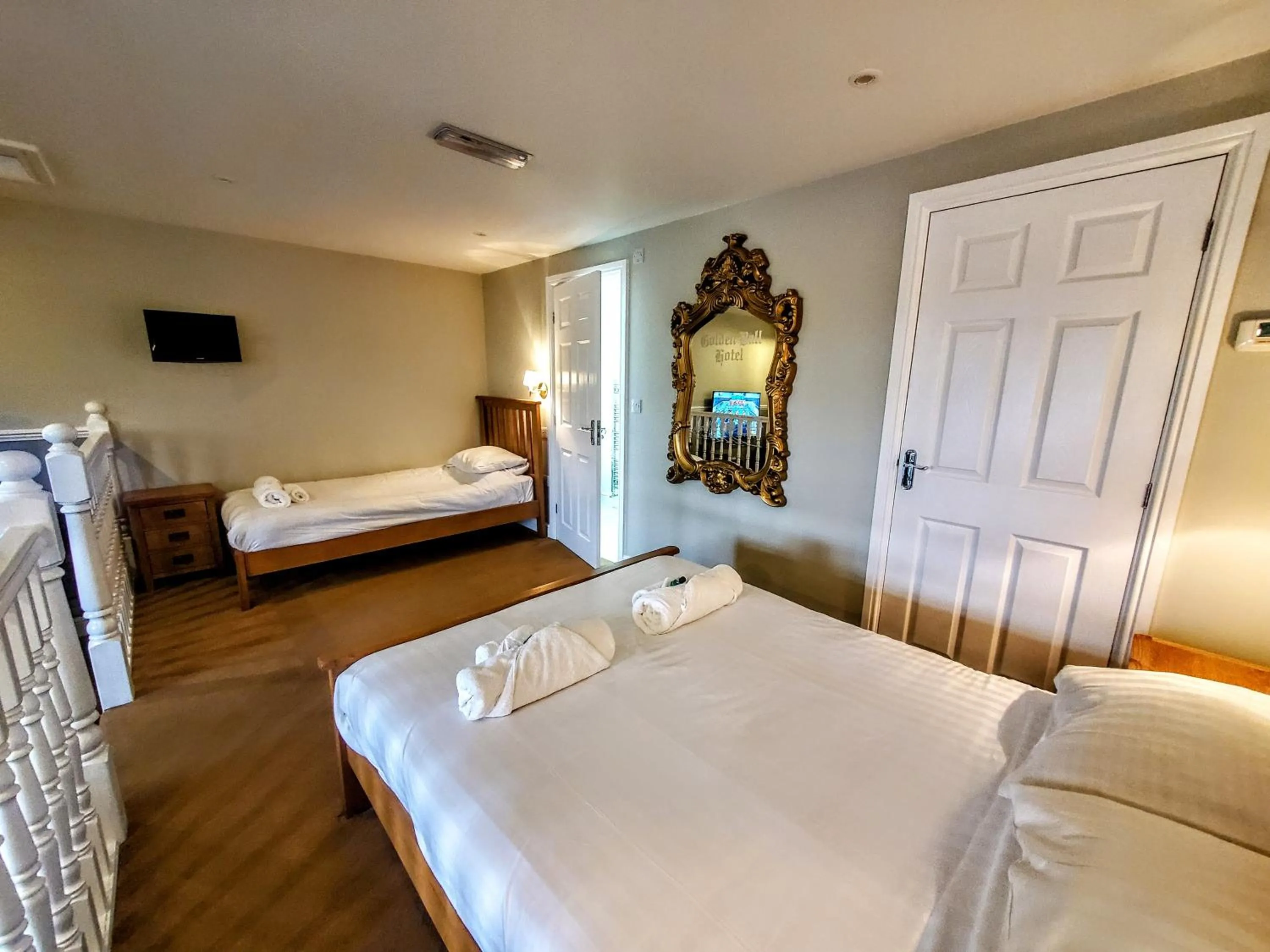 Bed in The Golden Ball Cottages