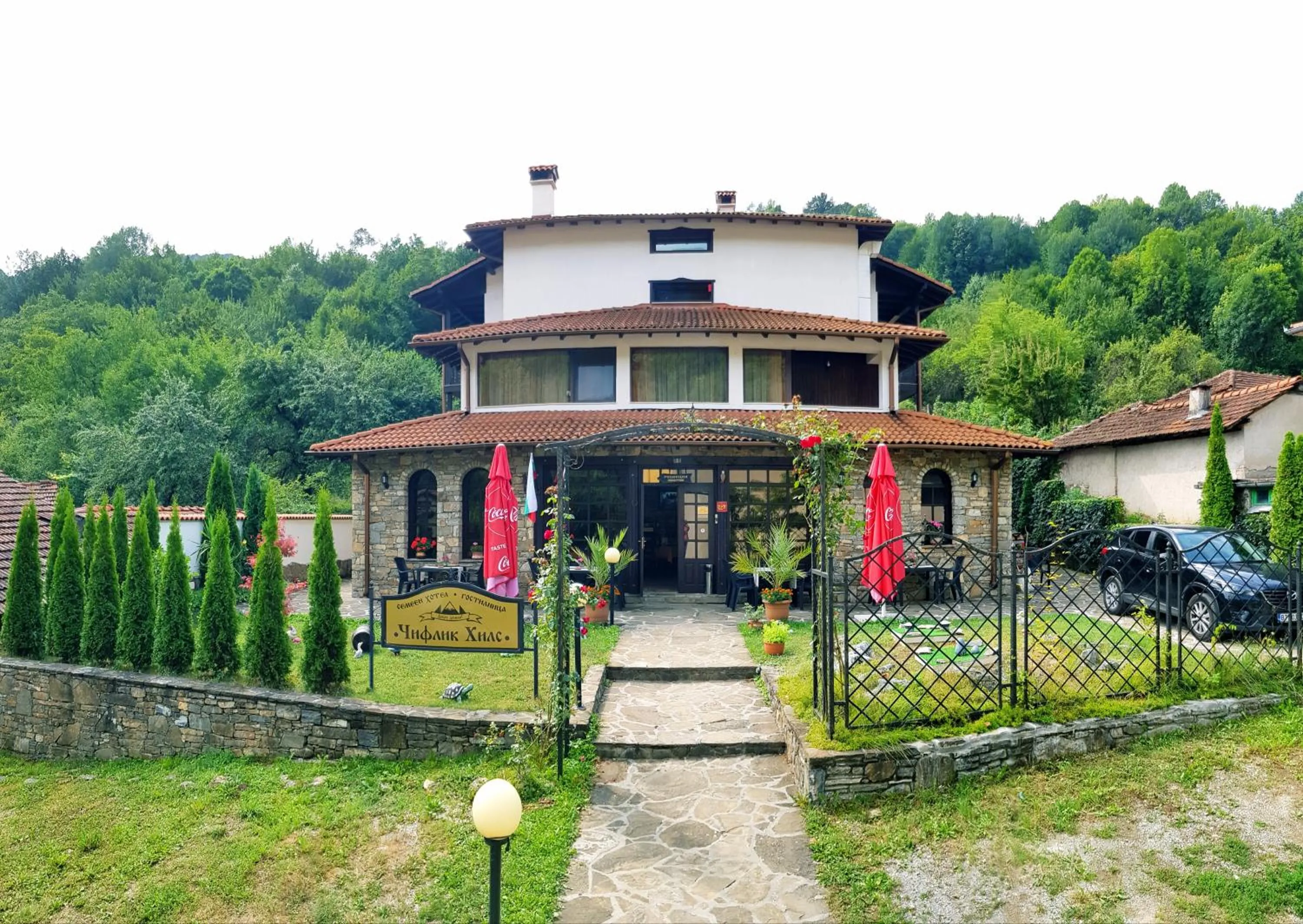 Facade/entrance in Family Hotel Chiflik Hills